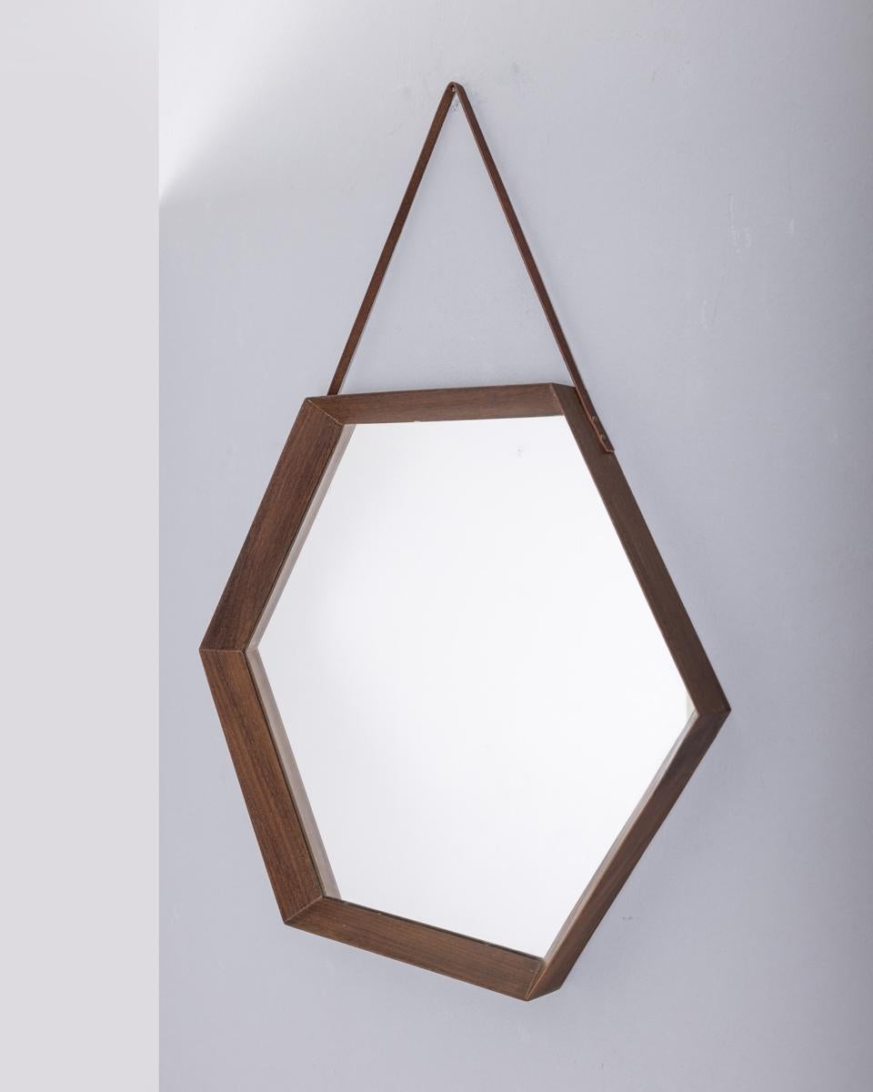 Espejo de pared hexagonal con marco de madera, con cordón de cuero para fijarlo a la pared, años 60.

CONDICIÓN:
En buen estado, puede mostrar signos de desgaste debido al paso del tiempo.

DIMENSIONES: 
Altura 71 cm; anchura 55 cm; profundidad 5
