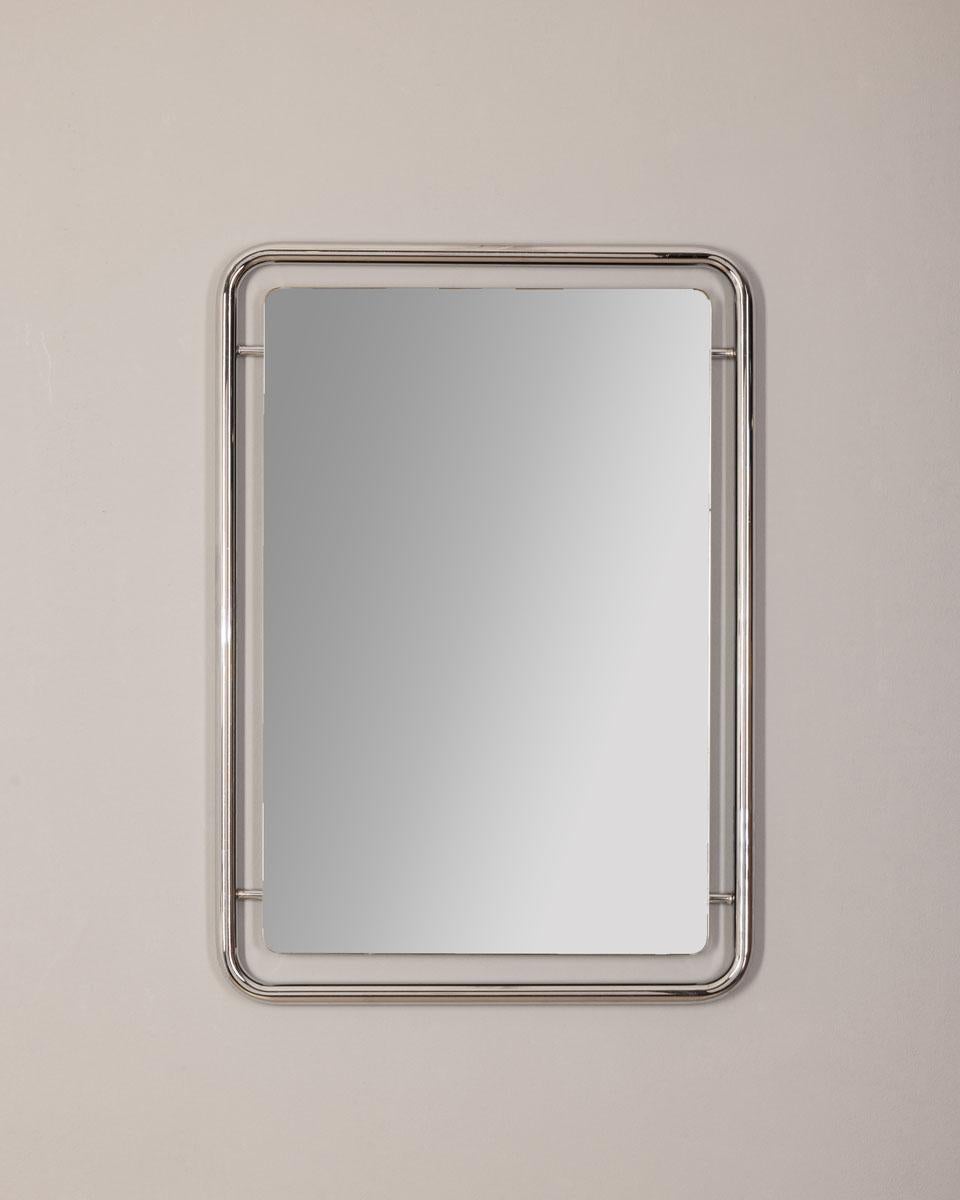 Specchio da parete con cornice in metallo tubolare cromato, design Italiano, anni 70.

CONDIZIONI:
In buone condizioni, può presentare segni d'usura dati dal tempo.

DIMENSIONI: 
Altezza 85 cm; Larghezza 60 cm; Lunghezza 3 cm

MATERIALI: 
Metallo e