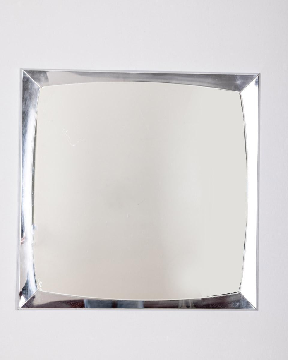 Miroir mural avec cadre en métal chromé et verre dépoli, design italien, années 1970.

CONDITION :
En bon état, présente des signes d'usure au fil du temps.

DIMENSIONS : 
Hauteur 71 cm ; largeur 71 cm ;  Longueur 4 cm ;  

MATÉRIAUX : 
Métal et