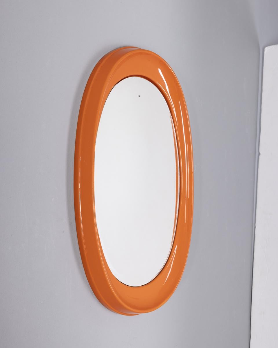 Ovaler Wandspiegel mit orangefarbenem Kunststoffrahmen, italienisches Design, 1970er Jahre.

ZUSTAND:
In gutem Zustand, kann altersbedingte Gebrauchsspuren aufweisen.

ABMESSUNGEN: 
Höhe 68 cm; Breite 41 cm; Tiefe 5 cm;

MATERIALIEN: 
Kunststoff und