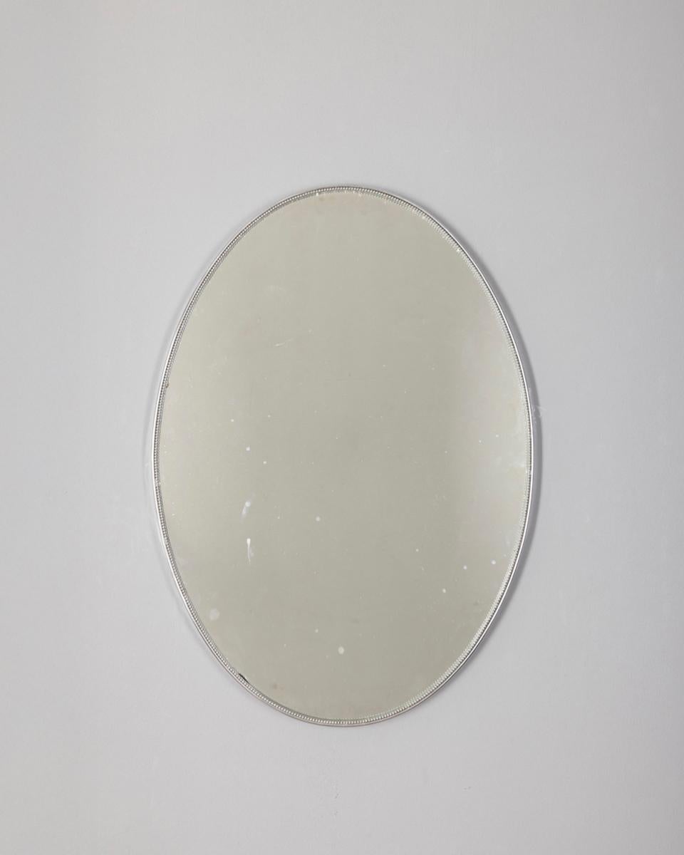 Specchio da parete ovale con cornice in metallo cromato e decorato, design Italiano, anni 70.

CONDIZIONI:
In buone condizioni, può presentare segni d'usura dati dal tempo.

DIMENSIONI: 
Altezza 72 cm; Larghezza 52 cm;  Lunghezza 4 cm;  

MATERIALI: