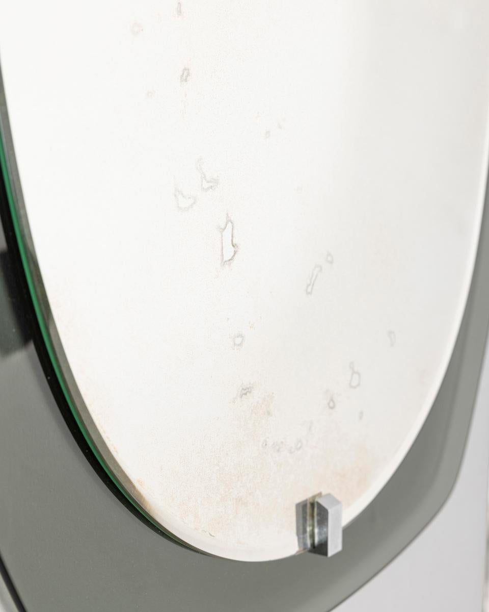Specchio da parete con cornice in vetro fumè blu e supporti in metallo cromato, design Veca, anni 70.

CONDIZIONI:
In buone condizioni, può presentare segni d'usura dati dal tempo.

DIMENSIONI: 
Altezza 80 cm; Larghezza 60 cm;  Lunghezza 2 cm; 