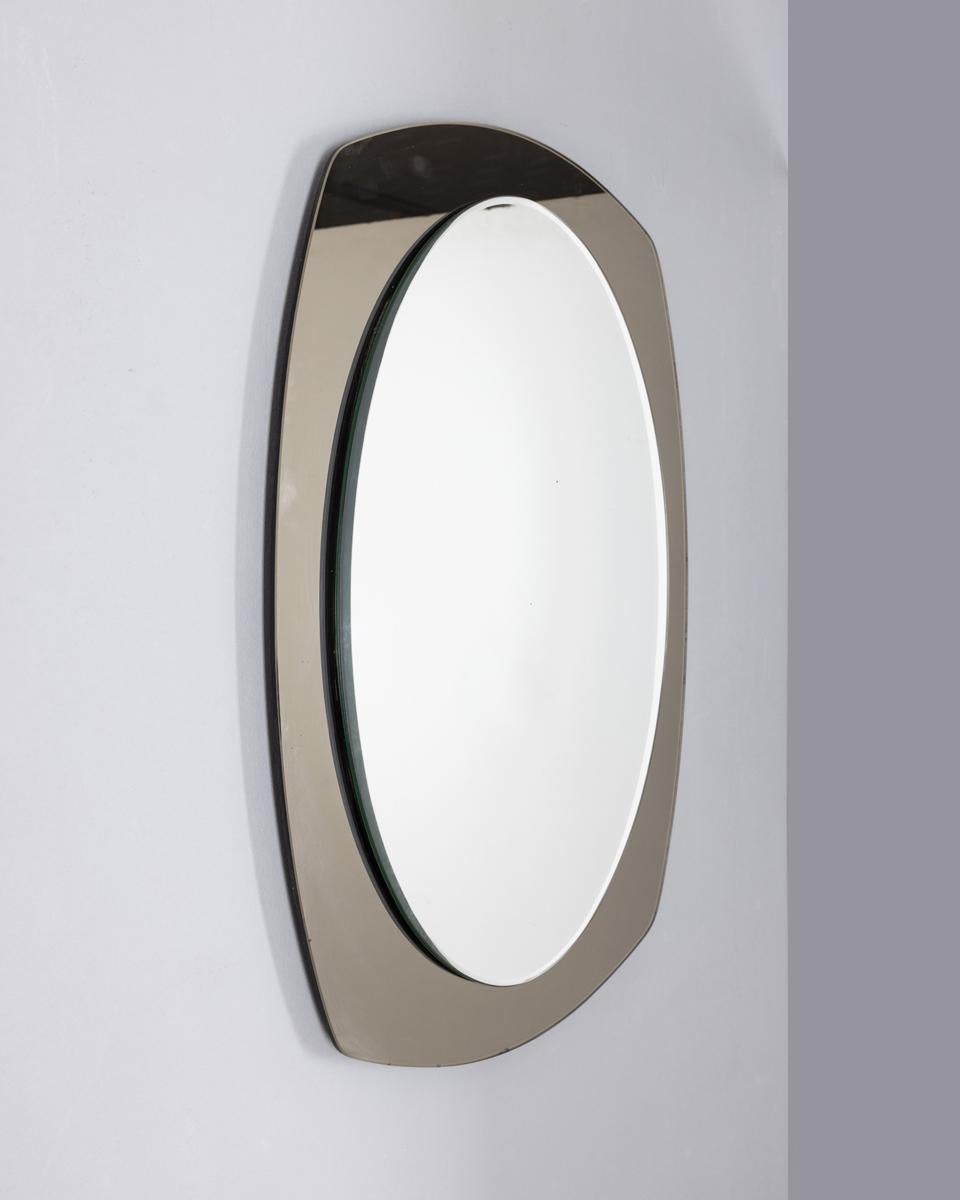 Miroir mural avec cadre en verre fumé gris et supports en métal chromé, design Veca, années 1970.

CONDITION :
En bon état, présente des signes d'usure au fil du temps.

DIMENSIONS : 
Hauteur 83 cm ; largeur 63 cm ; profondeur 3 cm ;

MATÉRIAUX :