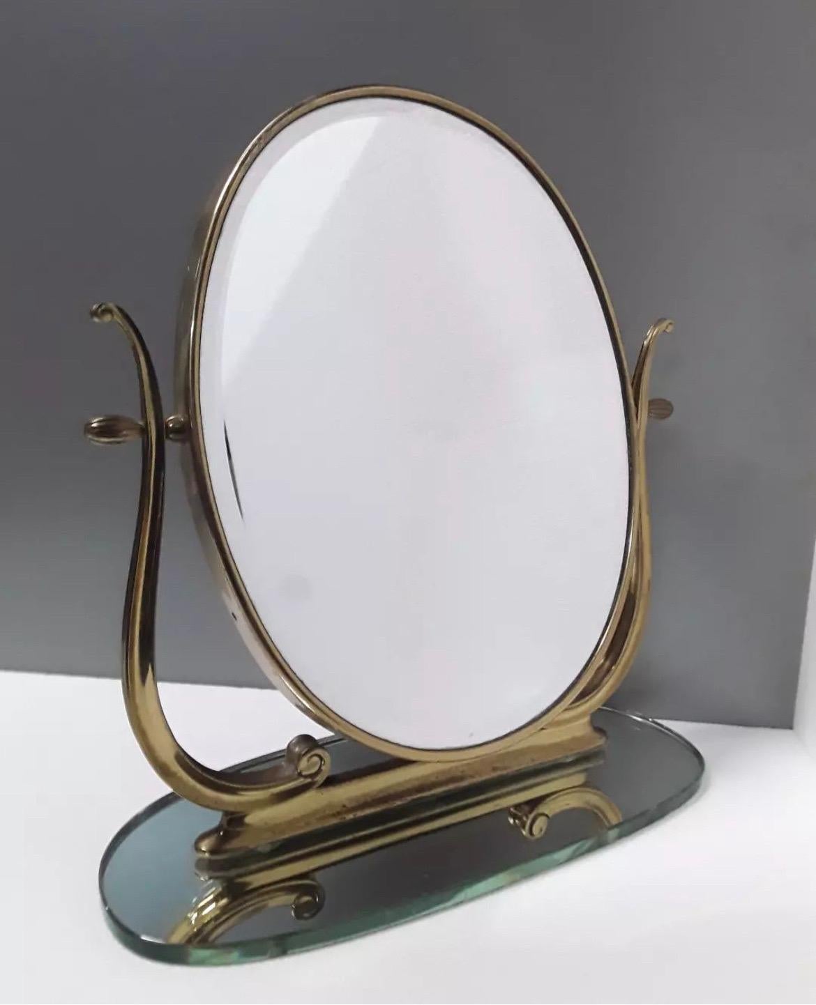 Splendido ed elegante specchio da tavolo o da toeletta in ottone e vetro della metà del secolo scorso, prodotto intorno al 1940

Misure

Cm 42 larghezza
Cm 45 altezza 
Cm 22 profondità 