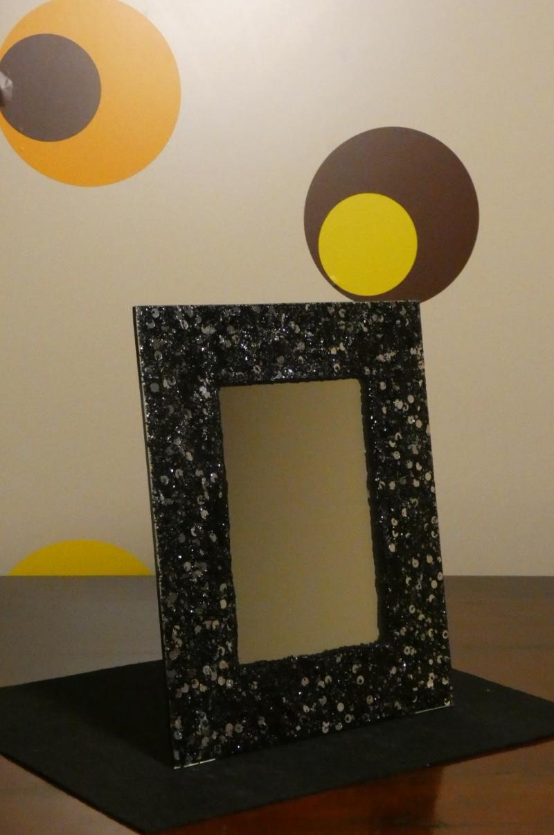 Restoration of Table Mirror with the possibility of also being used as a photo frame. There are two vertical slots on the back of the base, on the right and left, which allow the insertion of the photo (size 15.5 x 18.5 approx.).
Entirely