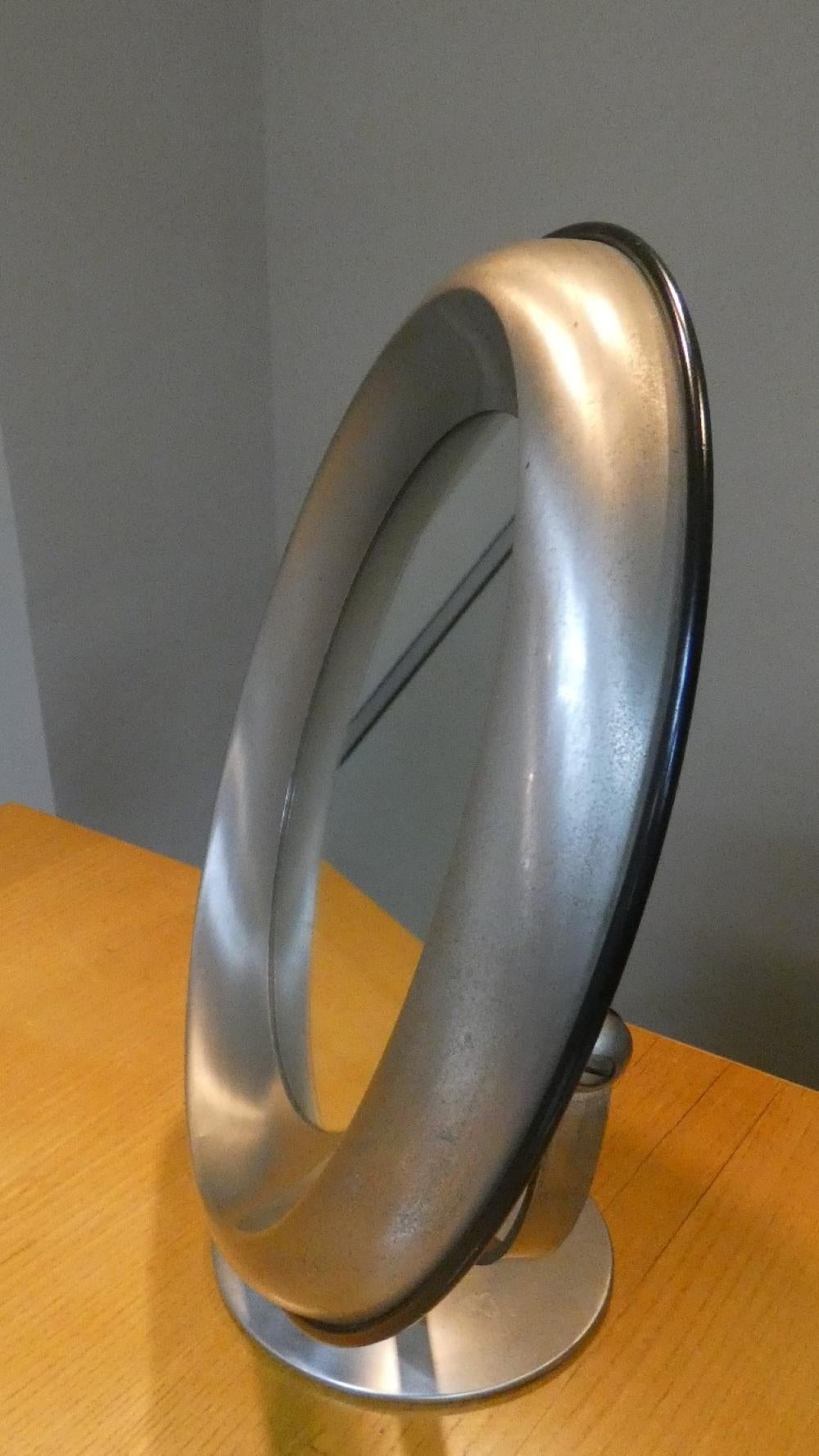 Gran espejo de sobremesa de acero satinado, diseñado por Gaetano Missaglia en la década de 1960. Impresionante elemento decorativo,  creados en metal y acabados de gran calidad. El espejo es giratorio y está acabado en la parte posterior con