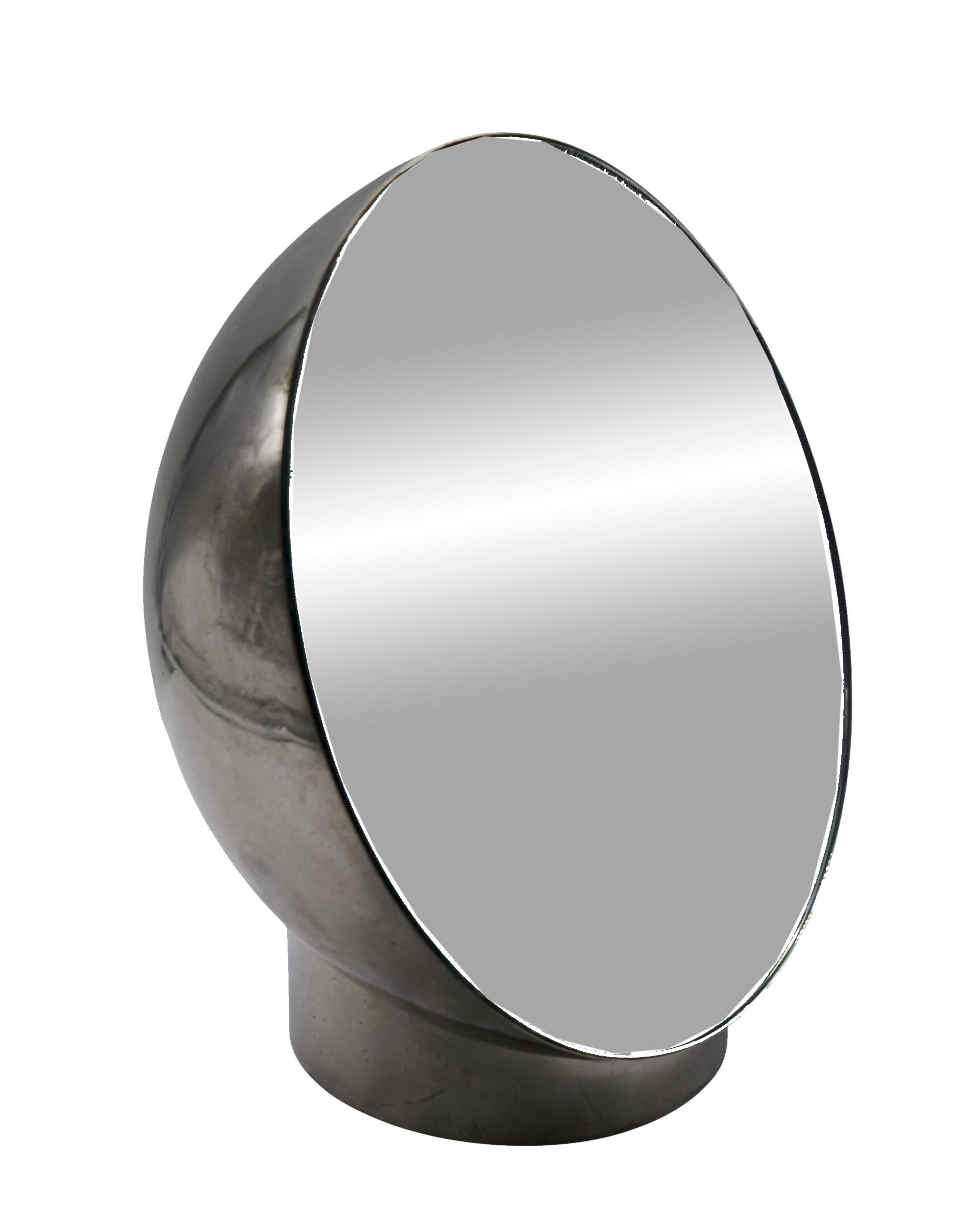 Rare Table ronde miroir demi-sphère en métal chromé Sa forme sphérique et sa finition en métal chromé poli rappellent immédiatement l'esthétique de l'ère spatiale. Le miroir circulaire est encastré dans l'hémisphère et incliné à un angle fixe,
