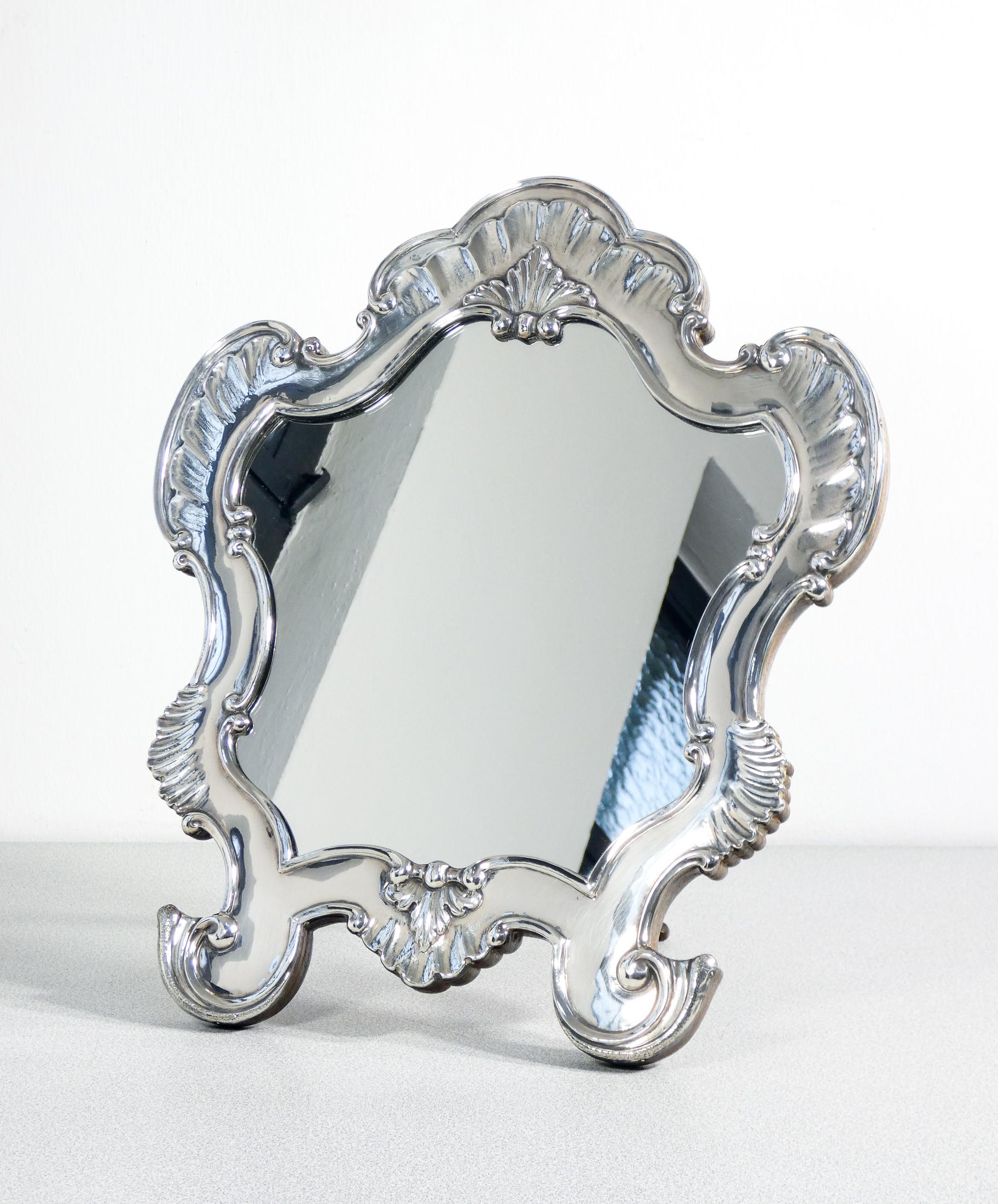Miroir de table
style Louis XV
avec décoration
en feuille d'argent 925.
Codevilla.

ORIGINE
Gênes

PÉRIODE
Début du 20e siècle

MATÉRIAUX
Décoration en feuille d'argent 925, base en bois, miroir

DIMENSIONS
Hauteur : 42.5 cm
Largeur : 35.5