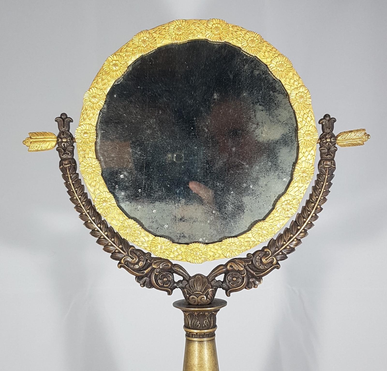 Specchio da toilette in Bronze Cesellato brunito e dorato (Vergoldet) im Angebot