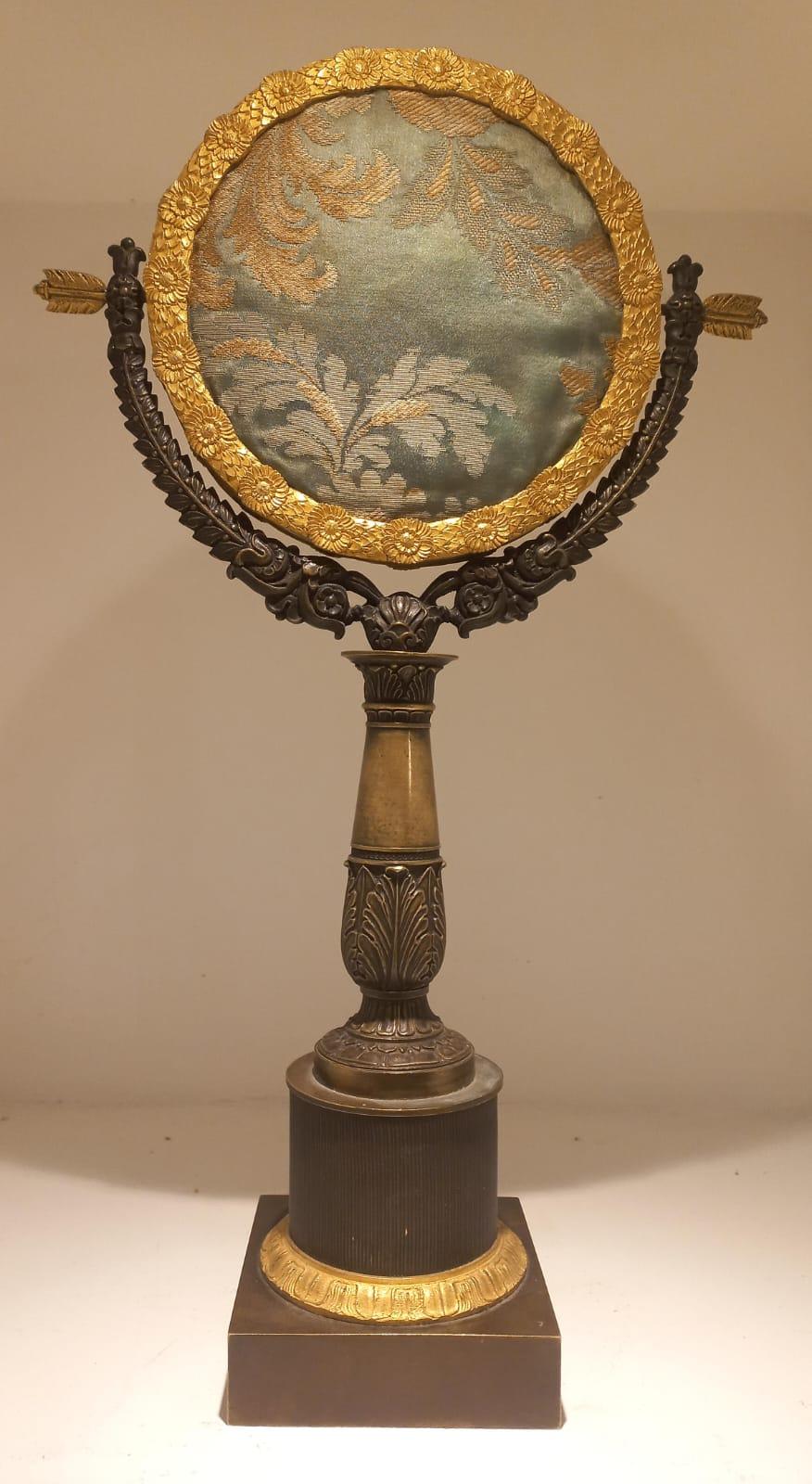 19th Century Specchio da toilette in bronzo cesellato brunito e dorato For Sale