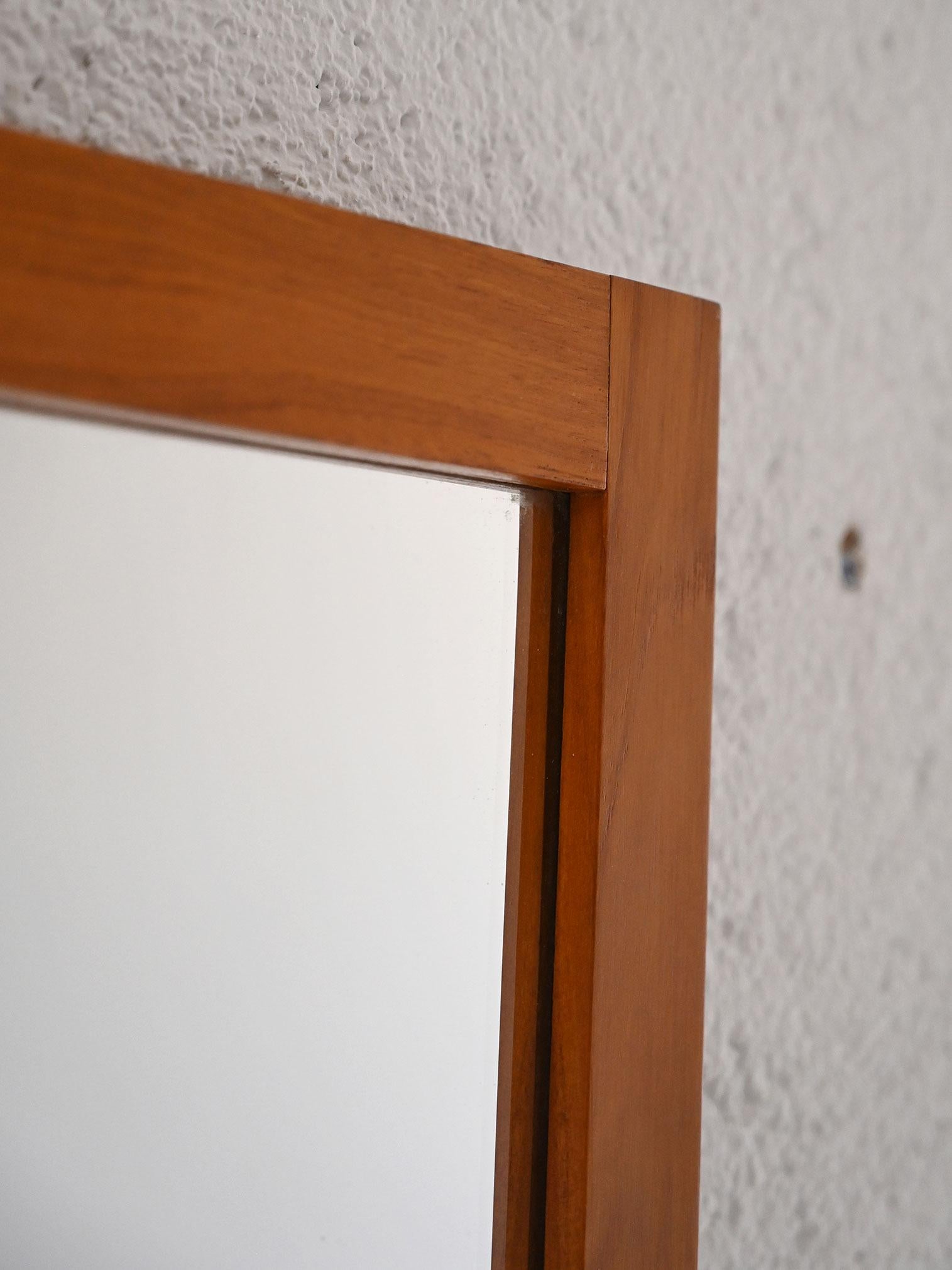 Dänischer Spiegel aus den 1960er Jahren mit Rahmen aus Teakholz. Ein minimalistisches Design, typisch für den skandinavischen Stil dieser Zeit.

Spiegel dänischer Herkunft aus den 1960er Jahren mit einem Rahmen aus Teakholz. Das klare,