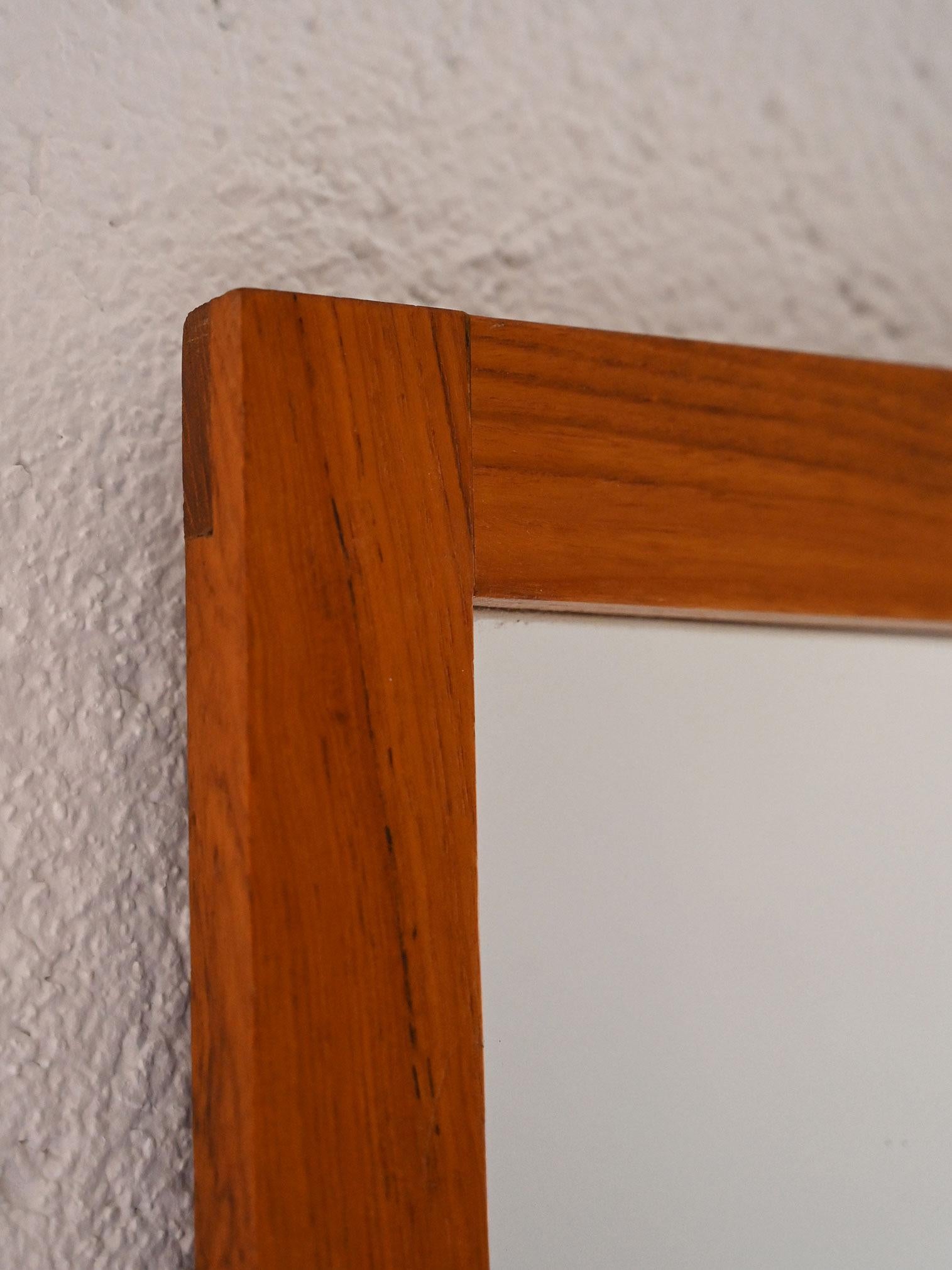 Dänischer Teakholzspiegel aus den 1960er Jahren - Vintage-Holzrahmen (Skandinavische Moderne) im Angebot