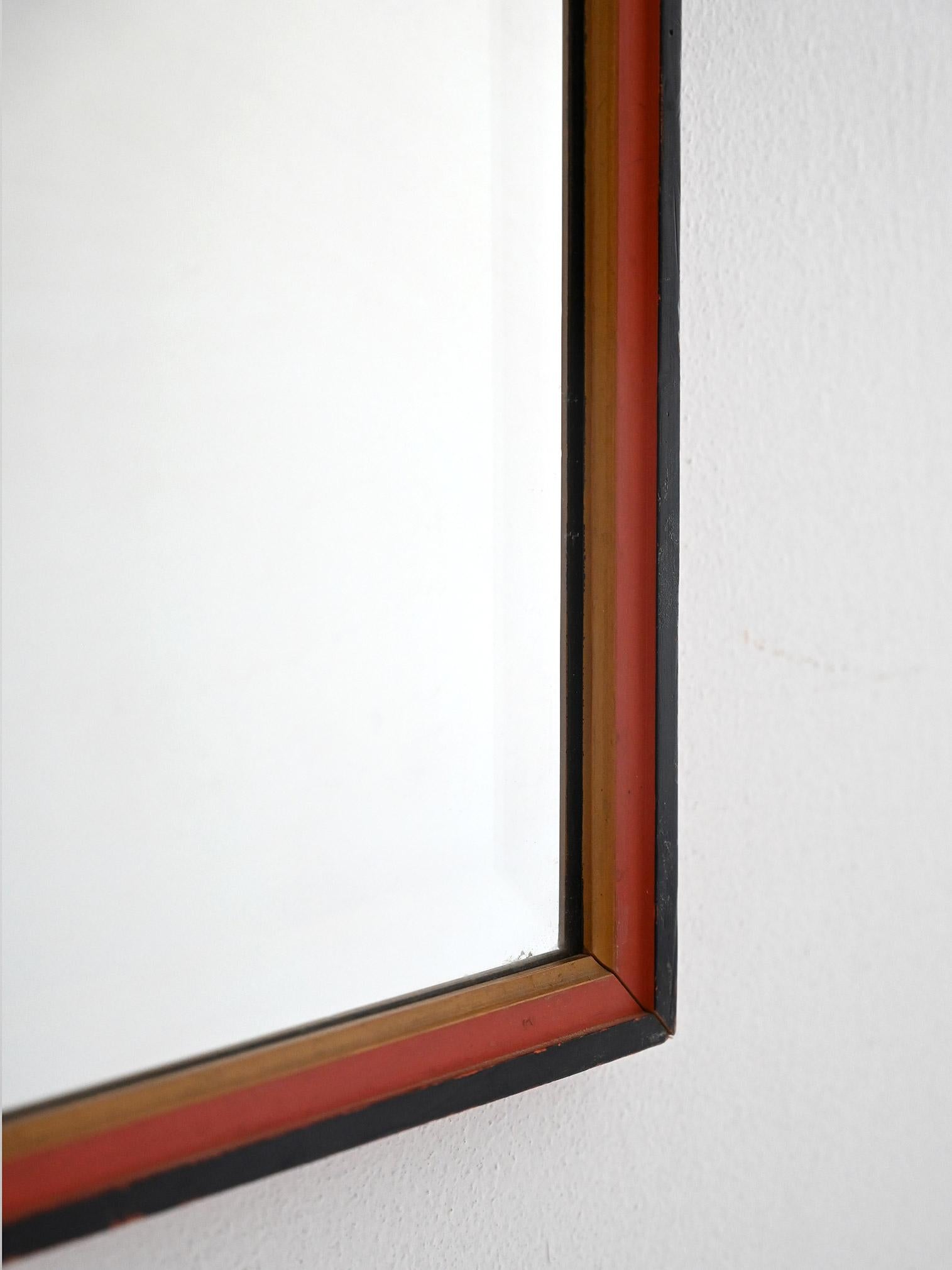 Vintage-Spiegel mit originalem, in Rot, Schwarz und Gold lackiertem Holzrahmen. Skandinavischer 1930er-Jahre-Deko-Stil.

Originaler skandinavischer Standspiegel aus den 1930er Jahren im Art-déco-Stil. Der Rahmen ist aus handbemaltem Massivholz in