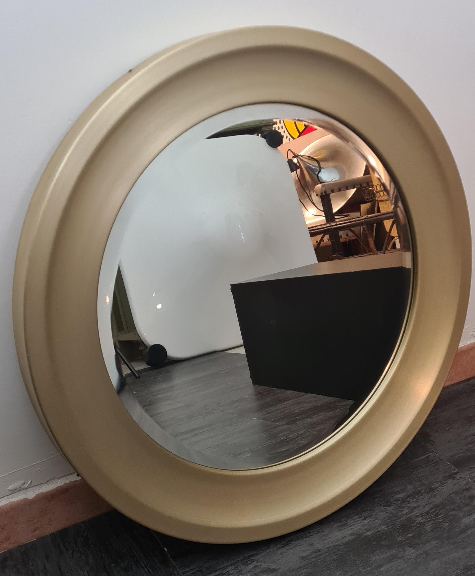 Round mirror designed by Sergio Mazza for Artemide.

Refined mirrors with a round shape and ground beading with a gold-plated and brushed aluminum frame.

The back of the mirror is made of pressed wood with a hook for hanging.

This elegant mirror