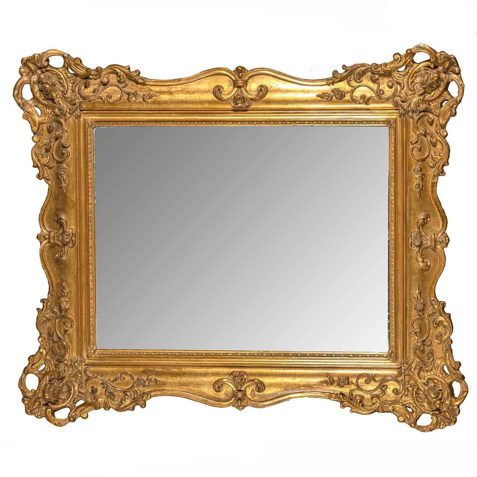 Specchiera Dorata Antica Francese Di fine 1800  in legno dorato e sagomato,  con specchio originale al mercurio in buono stato di conservazione a prescindere da qualche minimo segno verticale del vetro come visibile in fotografia.

Particolarmente