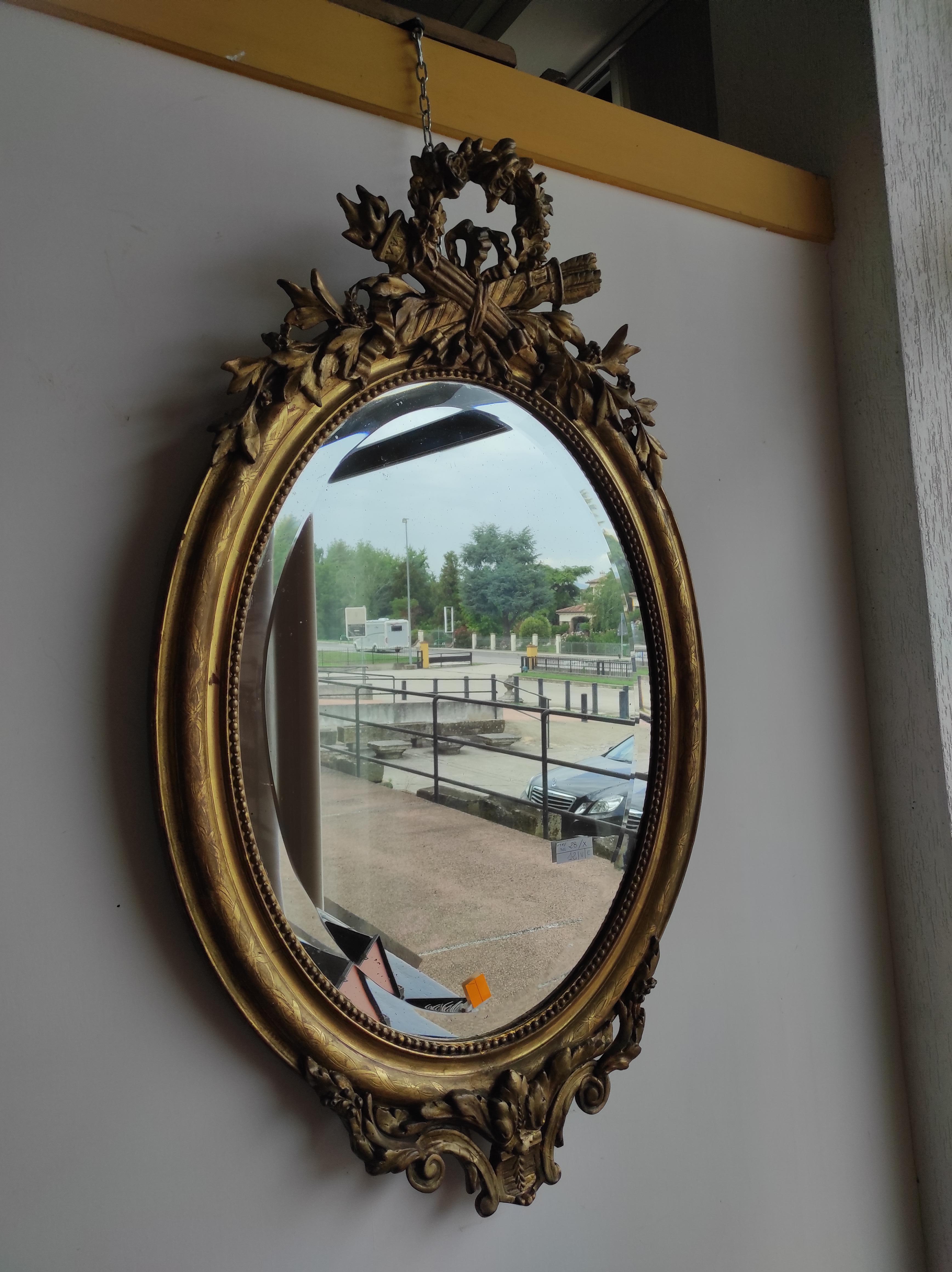 Miroir ovale en plâtre doré.
Période 1850
Provenance France
Le dos est en bois.
Le miroir est en mercure d'origine 
La guirlande de fleurs sur la cimaise, qui est restée intacte au fil des ans, est spectaculaire. Elle ne nécessite qu'une