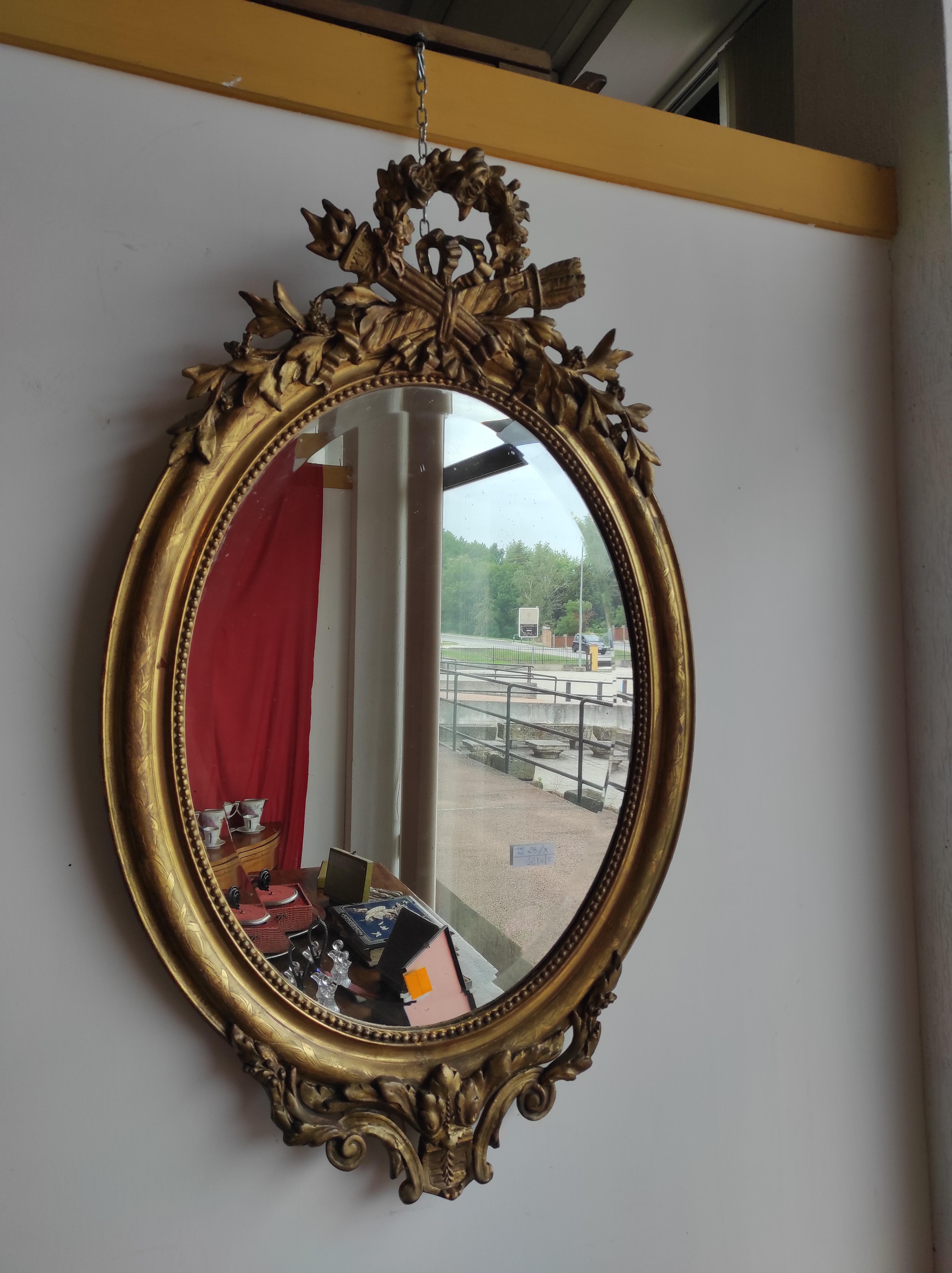 Golden oval mirror In Good Condition For Sale In Borgo Veneto, IT