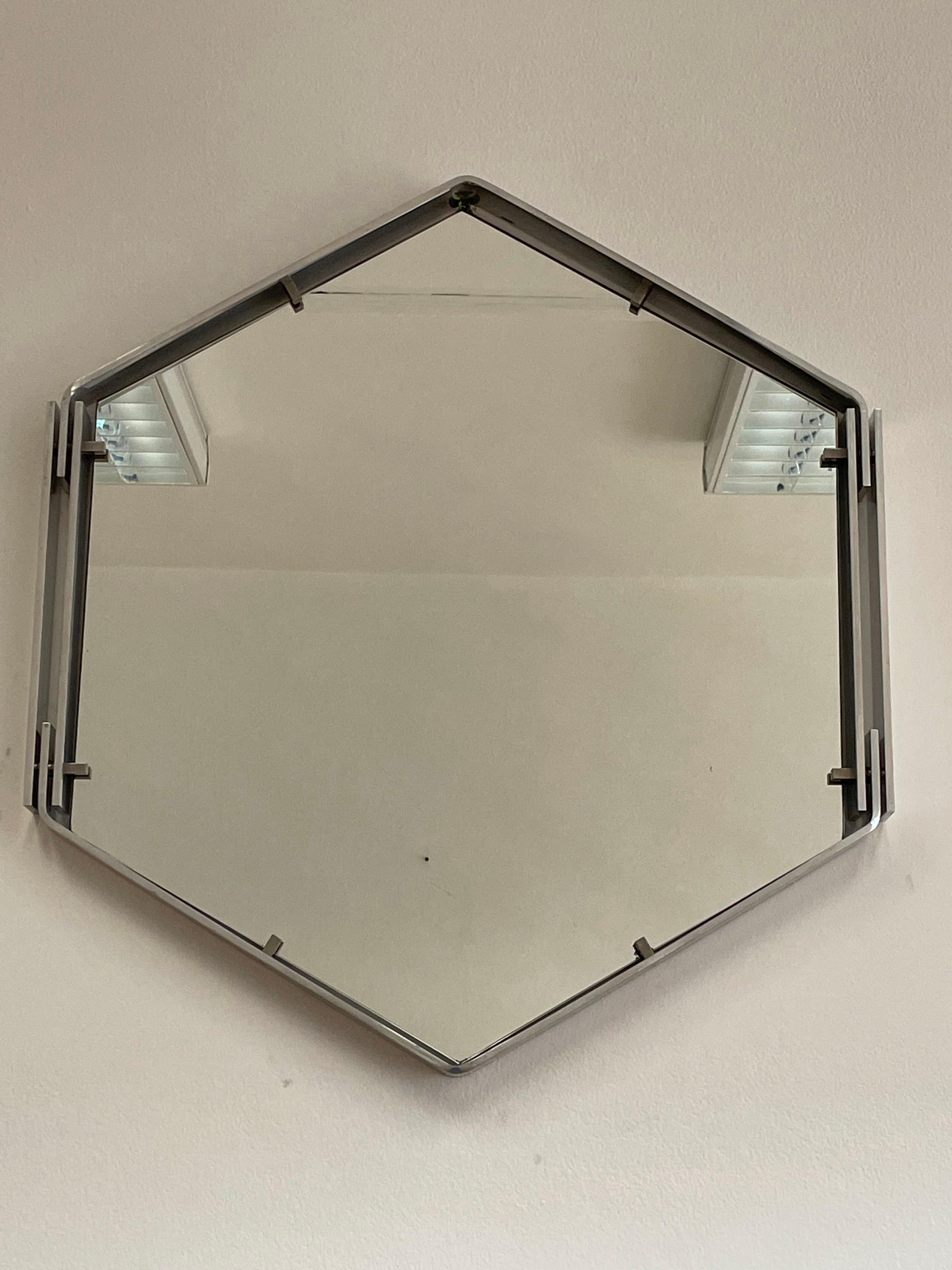1970s hexagonal mirror of Italian manufacture.

The thick frame is made of polished aluminum.

Very good conditions.