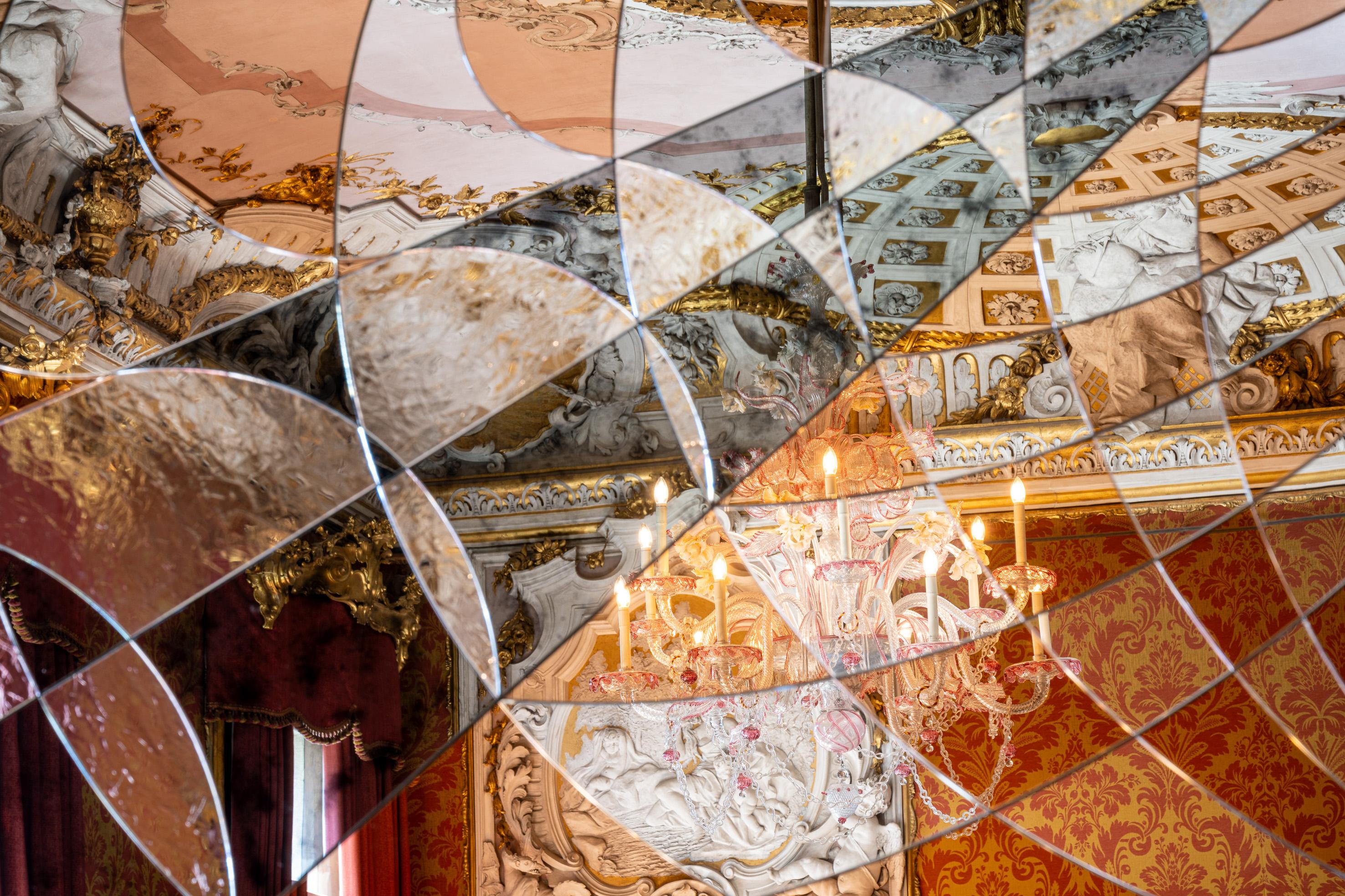 In occasione della Venice Glass Week, Giberto Arrivabene Valenti Gonzaga presenta un'accattivante mostra temporanea presso Aman Venice, curata da Cristina Beltrami. Questa nuova collezione presenta una serie di specchi ispirati all'estetica e