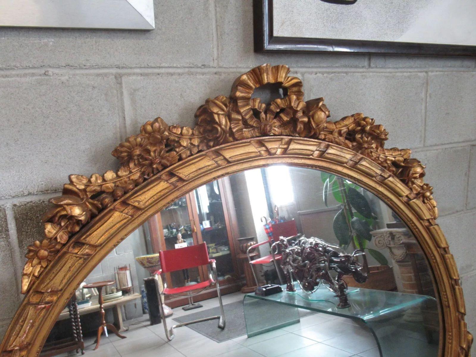 Specchio grande in legno intagliato dorato stile barocco, XIX secolo In condizioni buone in vendita a Cantù, IT