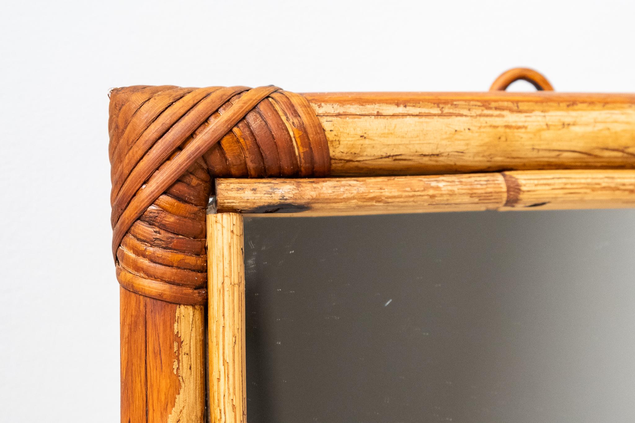Specchio in bambù, Made in Italy, Anni '70. 
Bellissimo Specchio realizzato a mano in bambù e rattan. E' in ottime condizioni e mantiene la patina del tempo. 
Il prezzo della spedizione si intende per il territorio italiano, per le isole e per