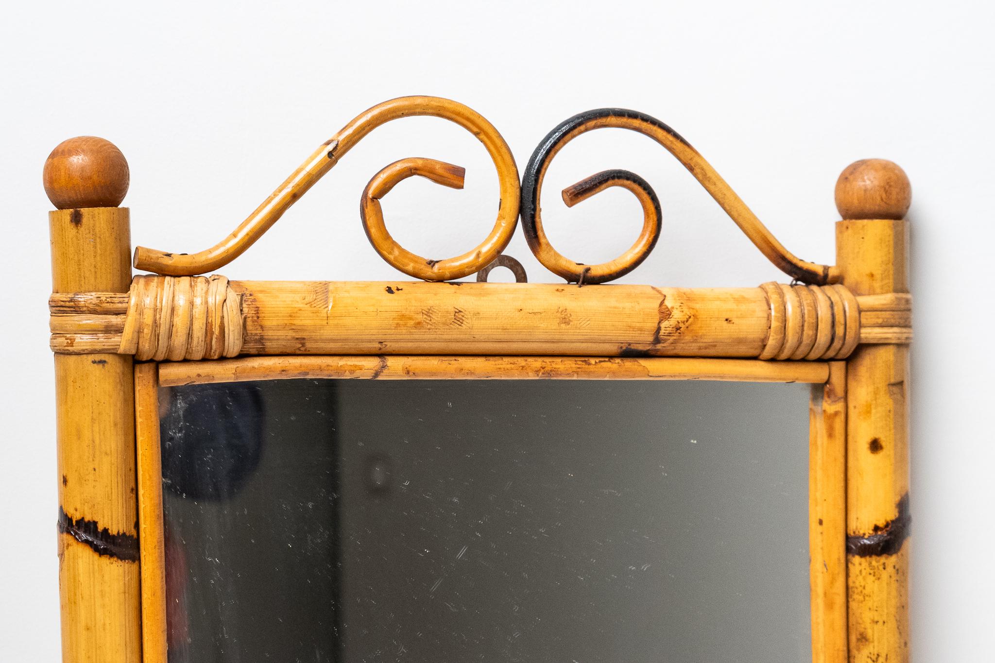 Specchio in bambù, Made in Italy, Anni '70. 
Bellissimo Specchio realizzato a mano in bambù e rattan. E' in ottime condizioni e mantiene la patina del tempo. 
Il prezzo della spedizione si intende per il territorio italiano, per le isole e per