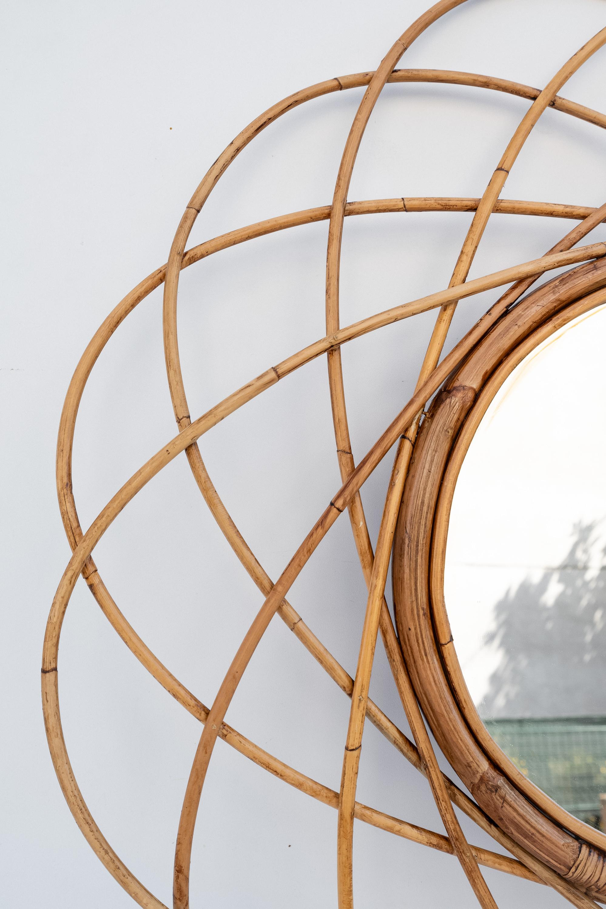 Specchio in bambù, Made in Italy, Anni '70. 
Rarissimo Specchio a forma di fiore in bambù. Le condizioni sono eccellenti, può presentare lievi segni del tempo dovuti all'età e all'utilizzo. 

Dimensioni: H cm 78 L cm 78 P cm 2,5 
Dimensioni