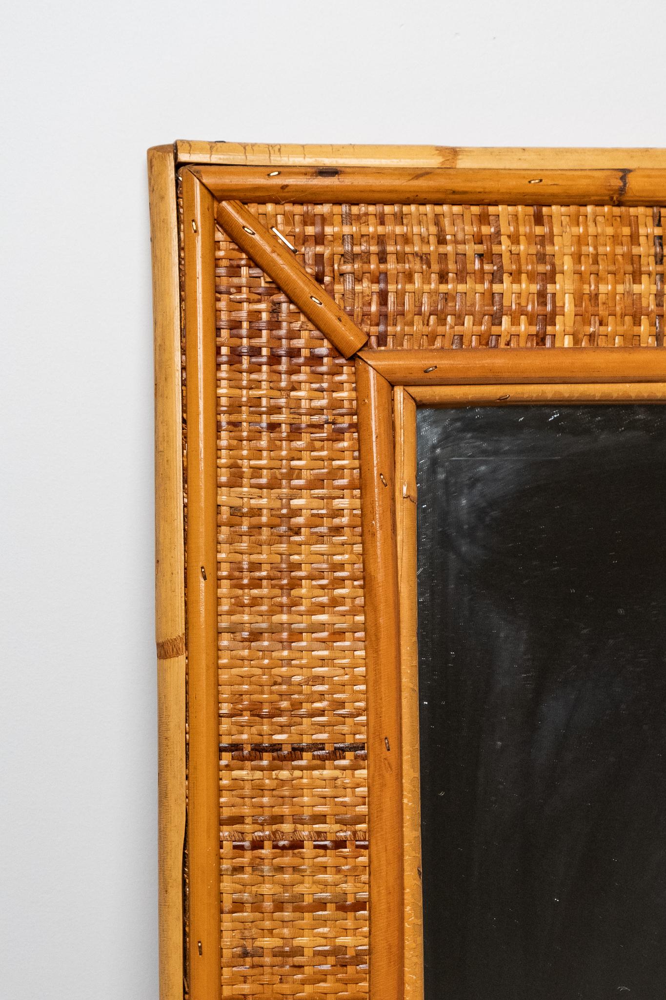 Miroir en bambou et en rotin, fabriqué en Italie, années 1970. 
Miroir en bambou et en rotin fabriqué en Italie dans les années 1970. Il est en excellent état, entièrement ORIGINAL et conserve la patine du temps. Il peut présenter de légers signes