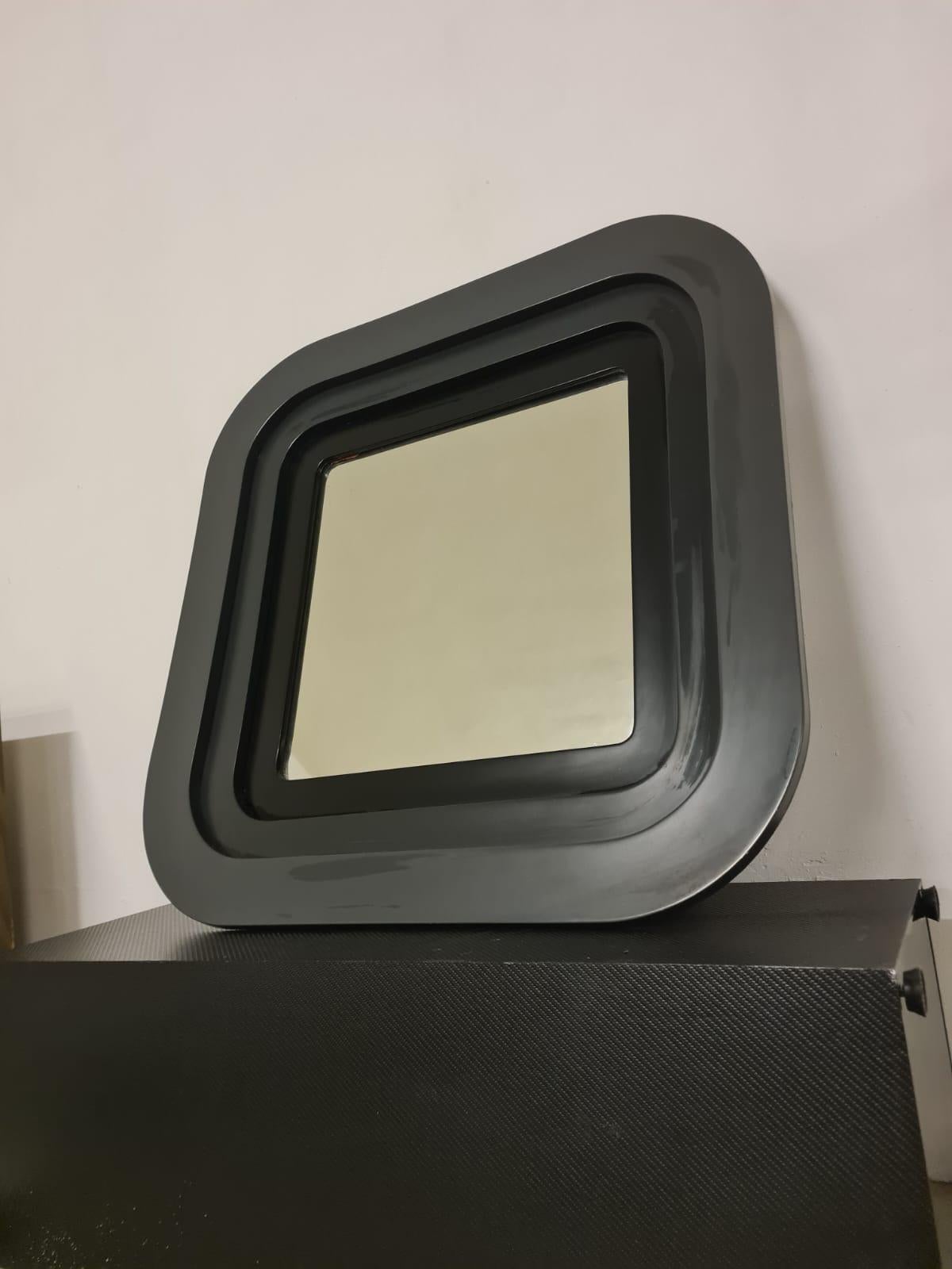 Miroir en bois laqué 1970 en vente 6