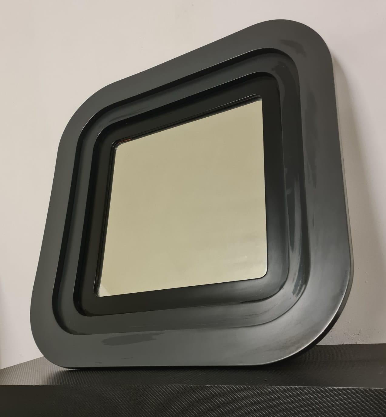 Miroir en bois laqué 1970 en vente 7