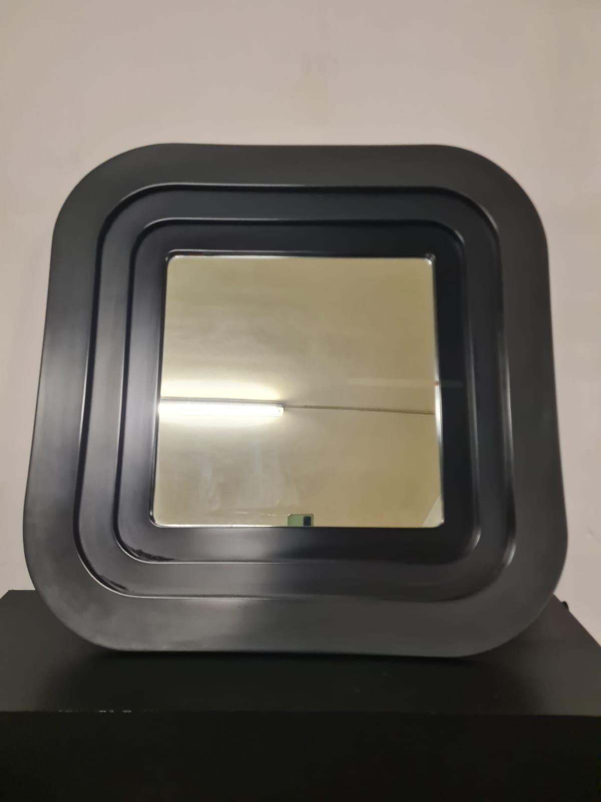 Miroir en bois laqué 1970 en vente 3