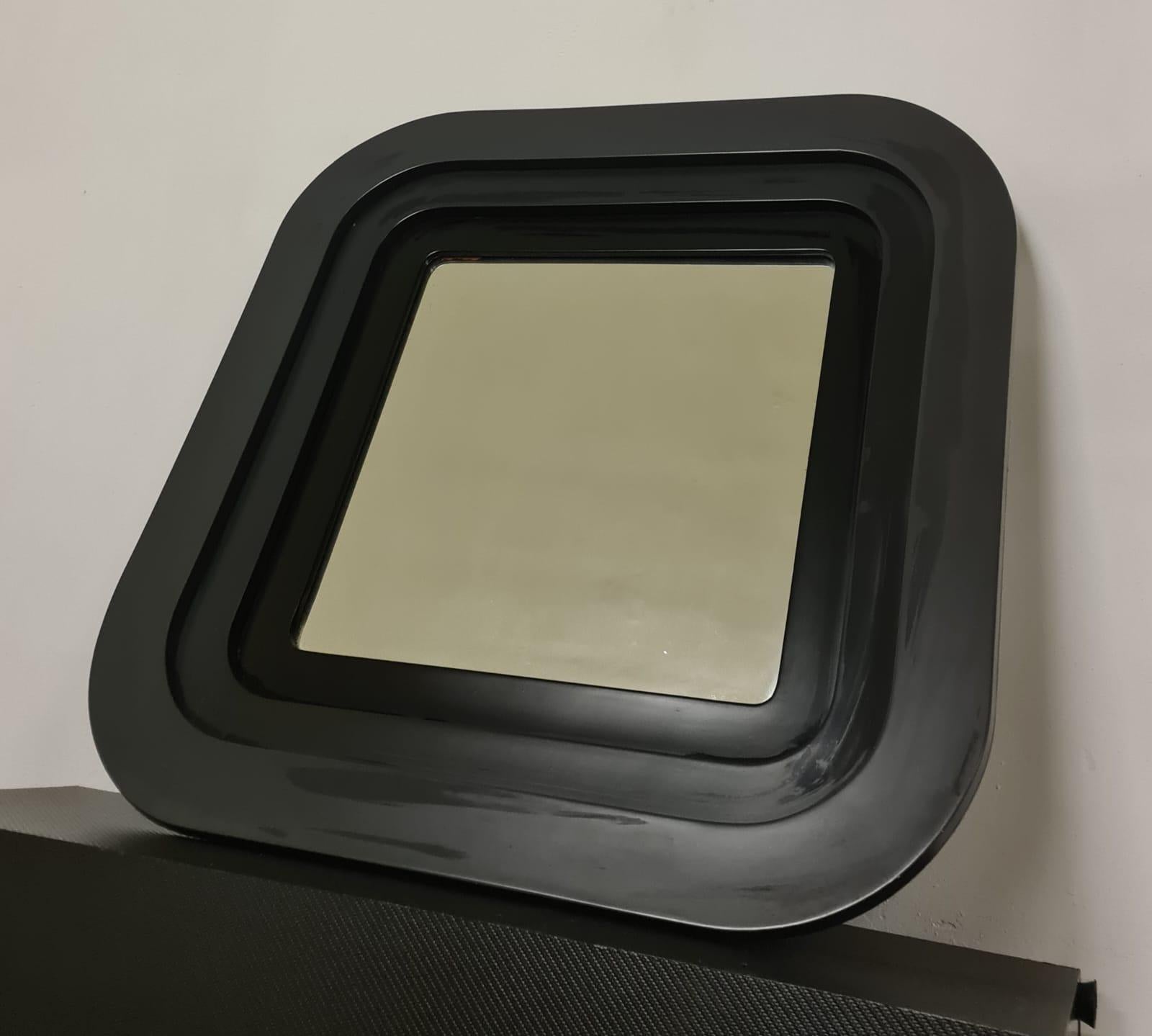 Miroir en bois laqué 1970 en vente 4