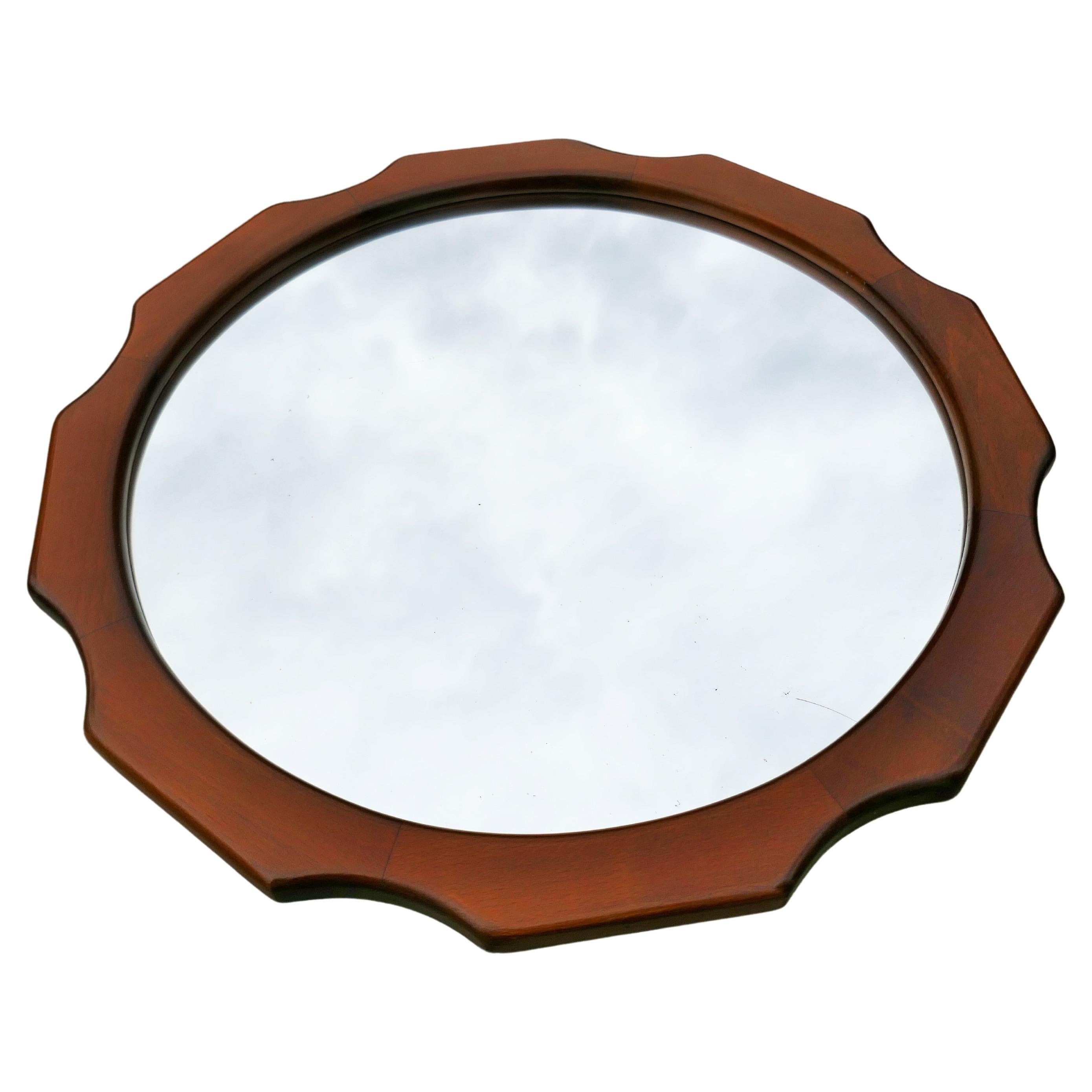 Wooden mirror in good condition.
Thank you