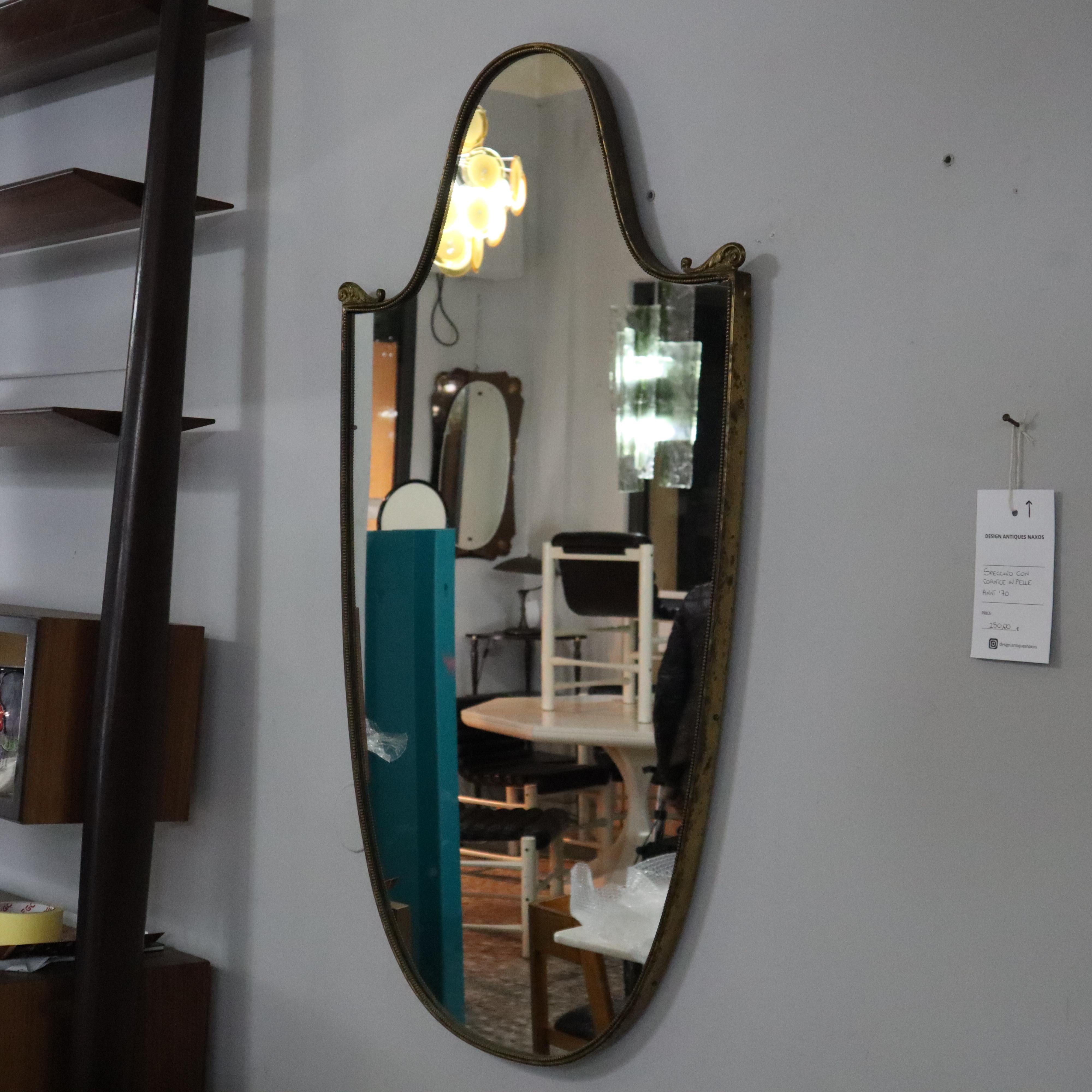 Miroir en forme de bouclier en laiton massif, Italie, années 1960
Cet élégant miroir italien des années 1960 présente un cadre en laiton massif en forme de bouclier, symbole de sophistication et de style intemporel. La patine d'origine du métal lui