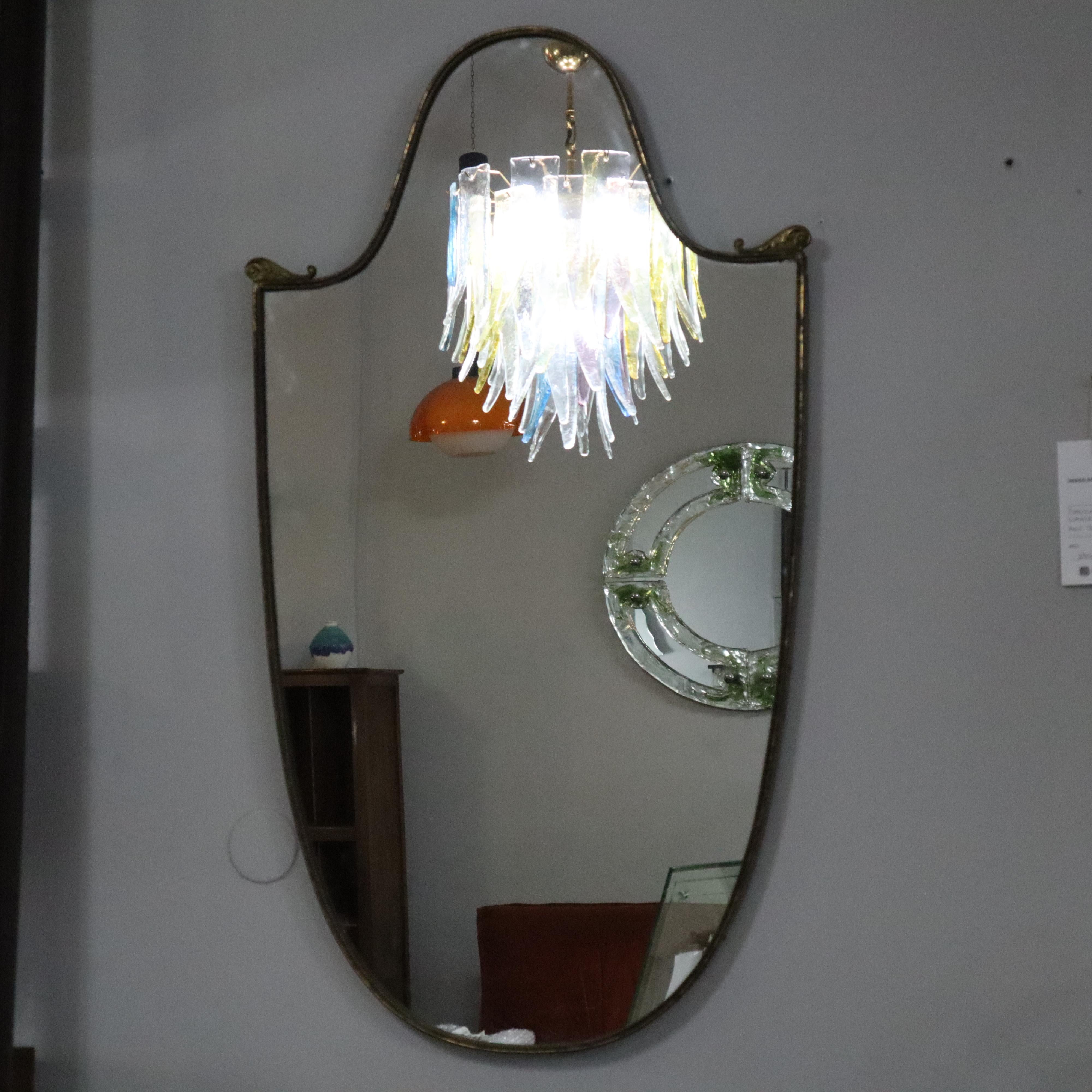 Mid-Century Modern Miroir en forme de bouclier en laiton massif, Italie, années 1960 en vente