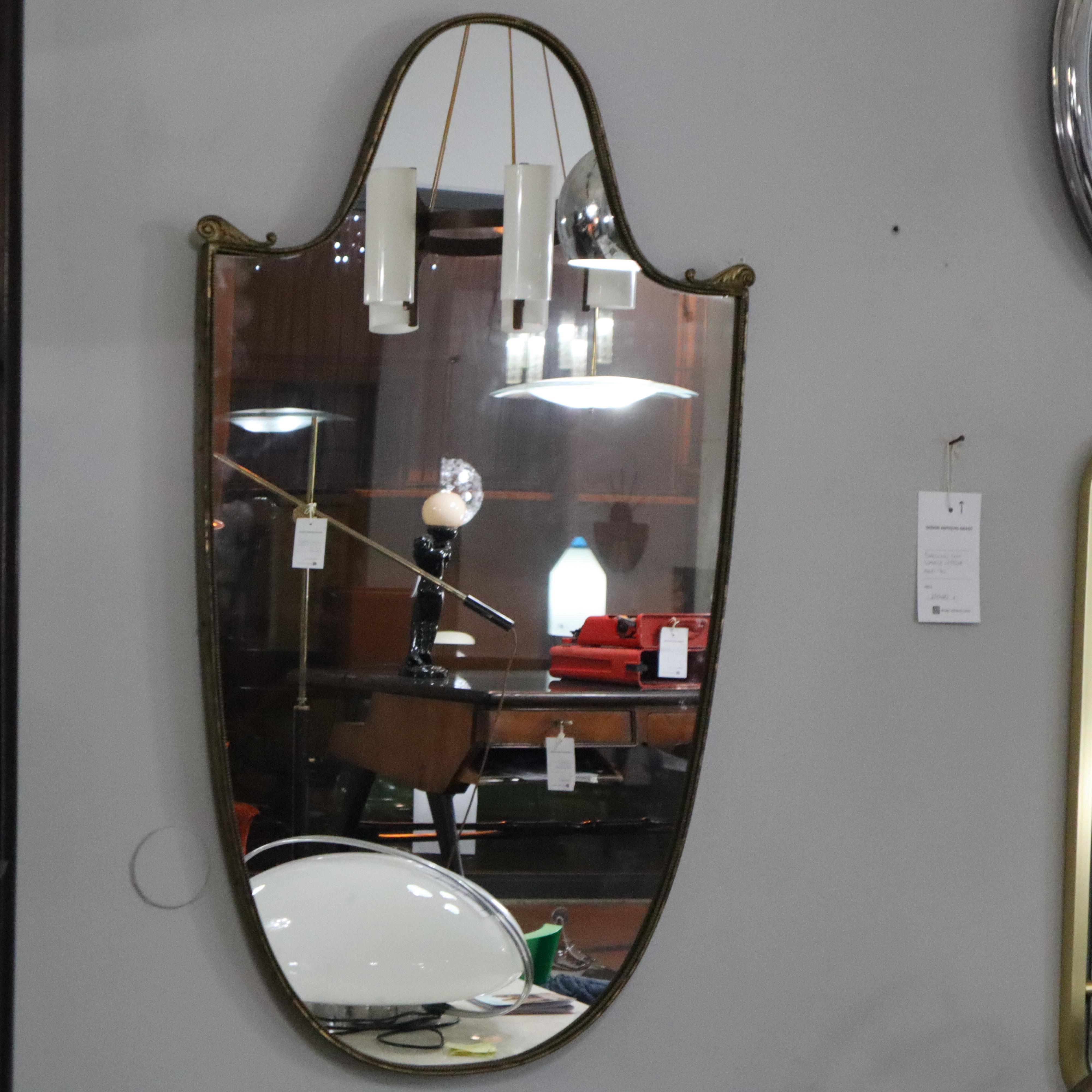 Italian Miroir en forme de bouclier en laiton massif, Italie, années 1960 en vente