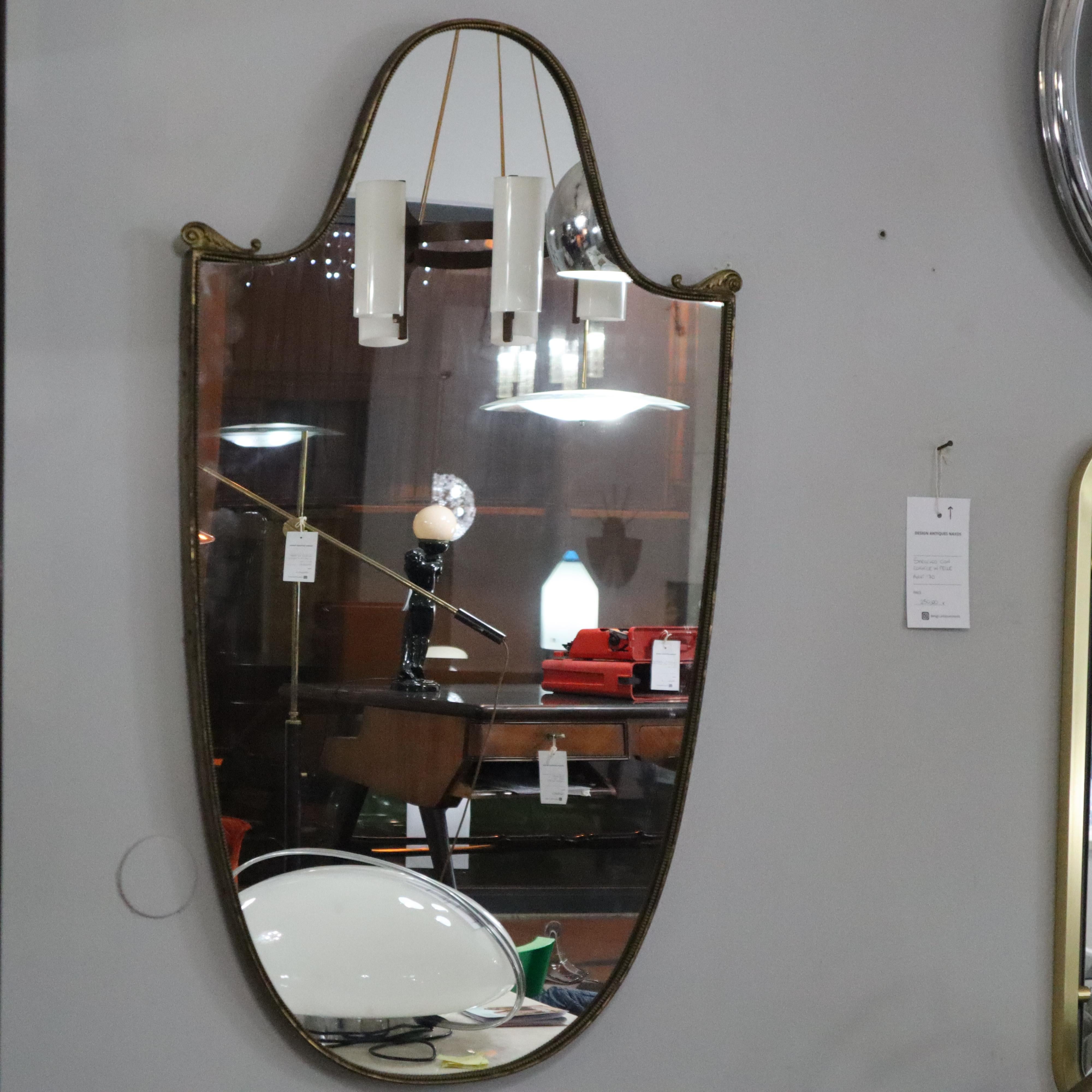 Fait main Miroir en forme de bouclier en laiton massif, Italie, années 1960 en vente