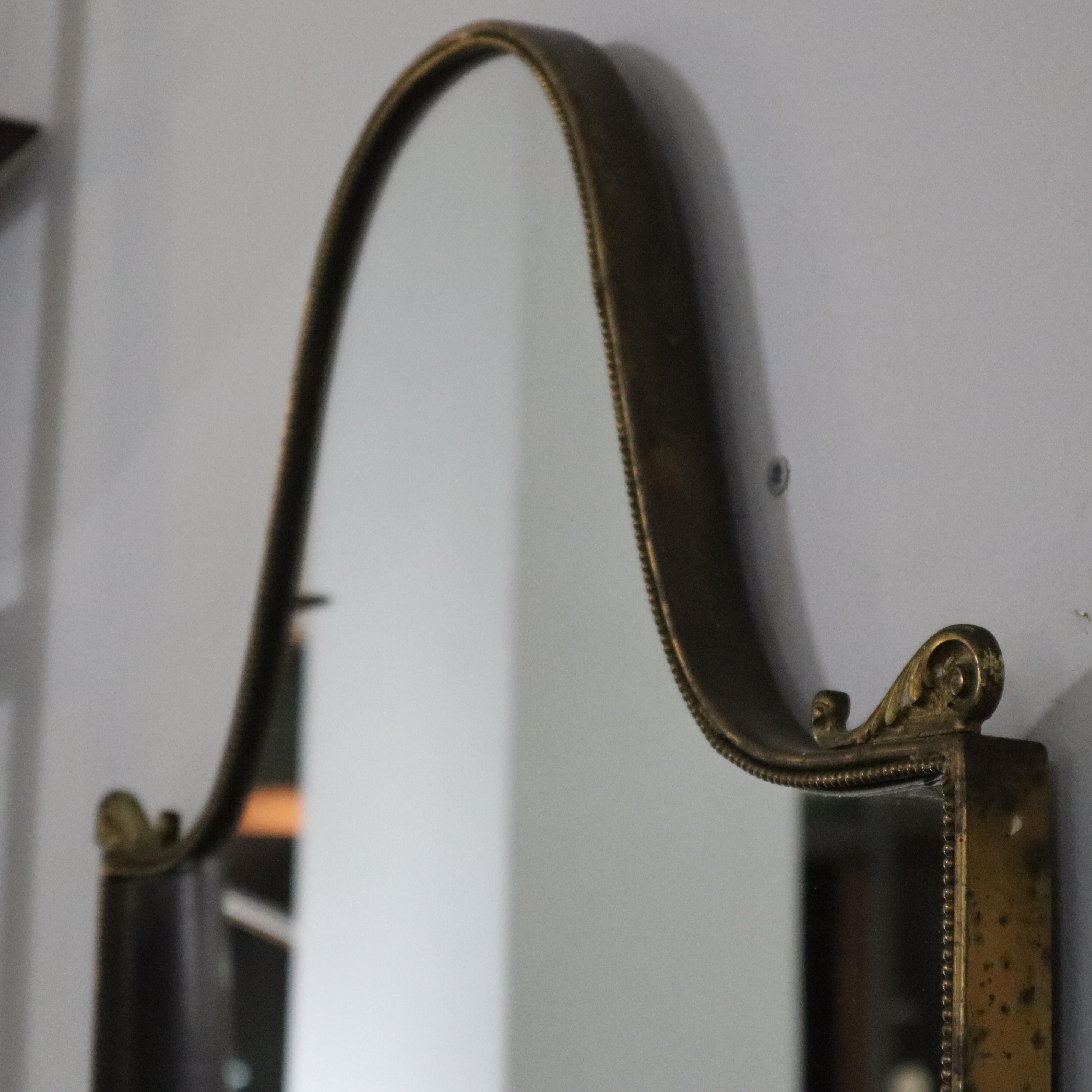Mid-20th Century Miroir en forme de bouclier en laiton massif, Italie, années 1960 en vente