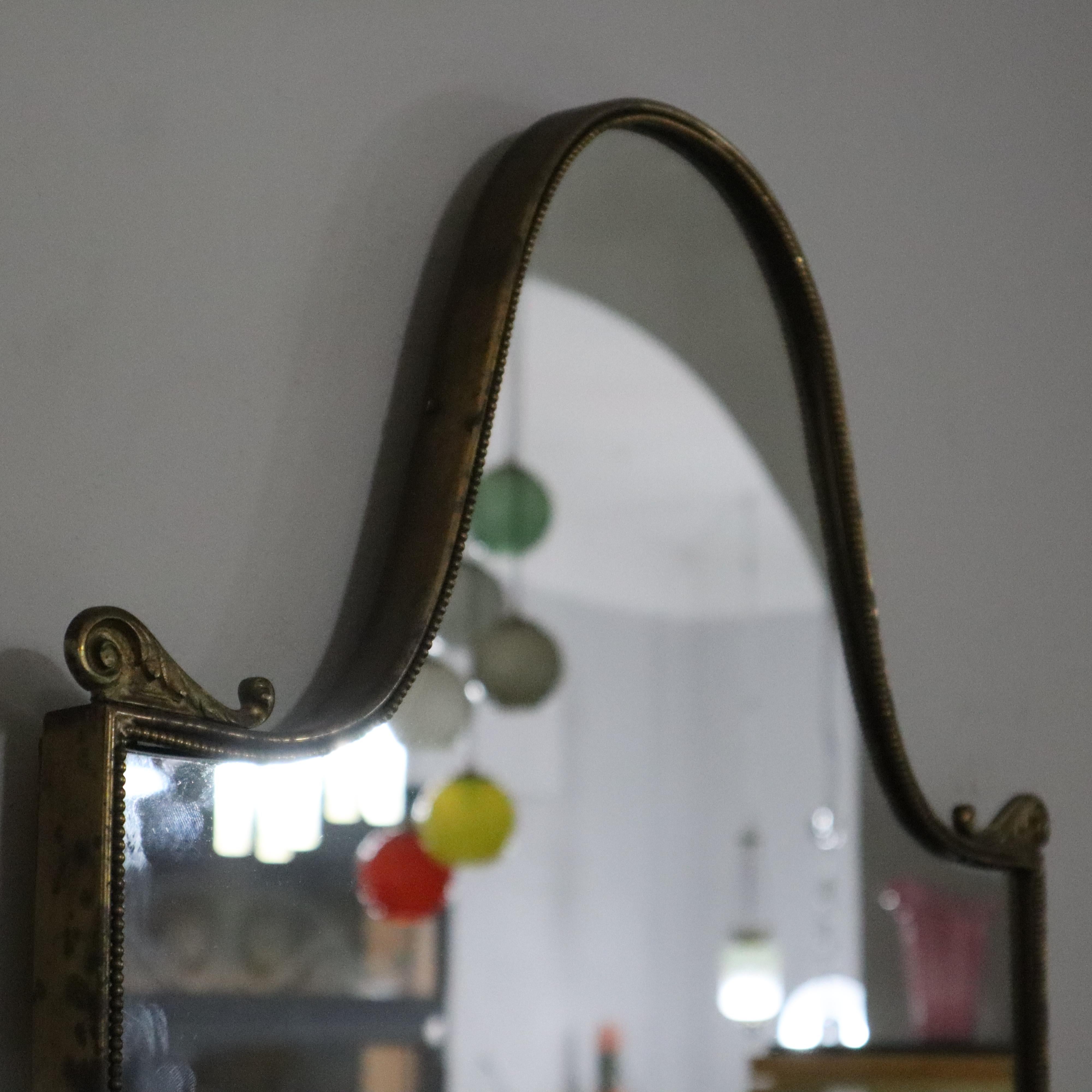 Laiton Miroir en forme de bouclier en laiton massif, Italie, années 1960 en vente