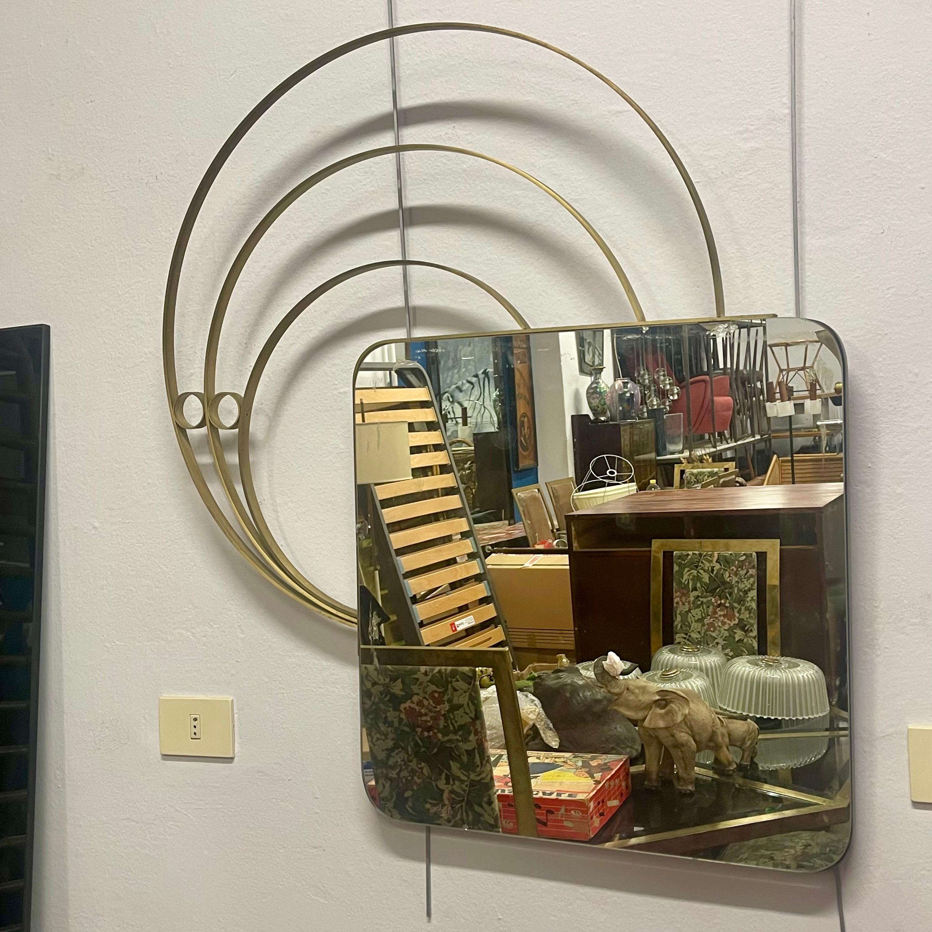 ADALBERTO CARACENI Specchio per Modernindustria anni '70 Ottone, vetro specchiato. 
L'azienda produceva mobili salotti e complementi d'arredo e si trovava a Giussano (MB).
Lo specchio faceva parte della linea Katline. 
