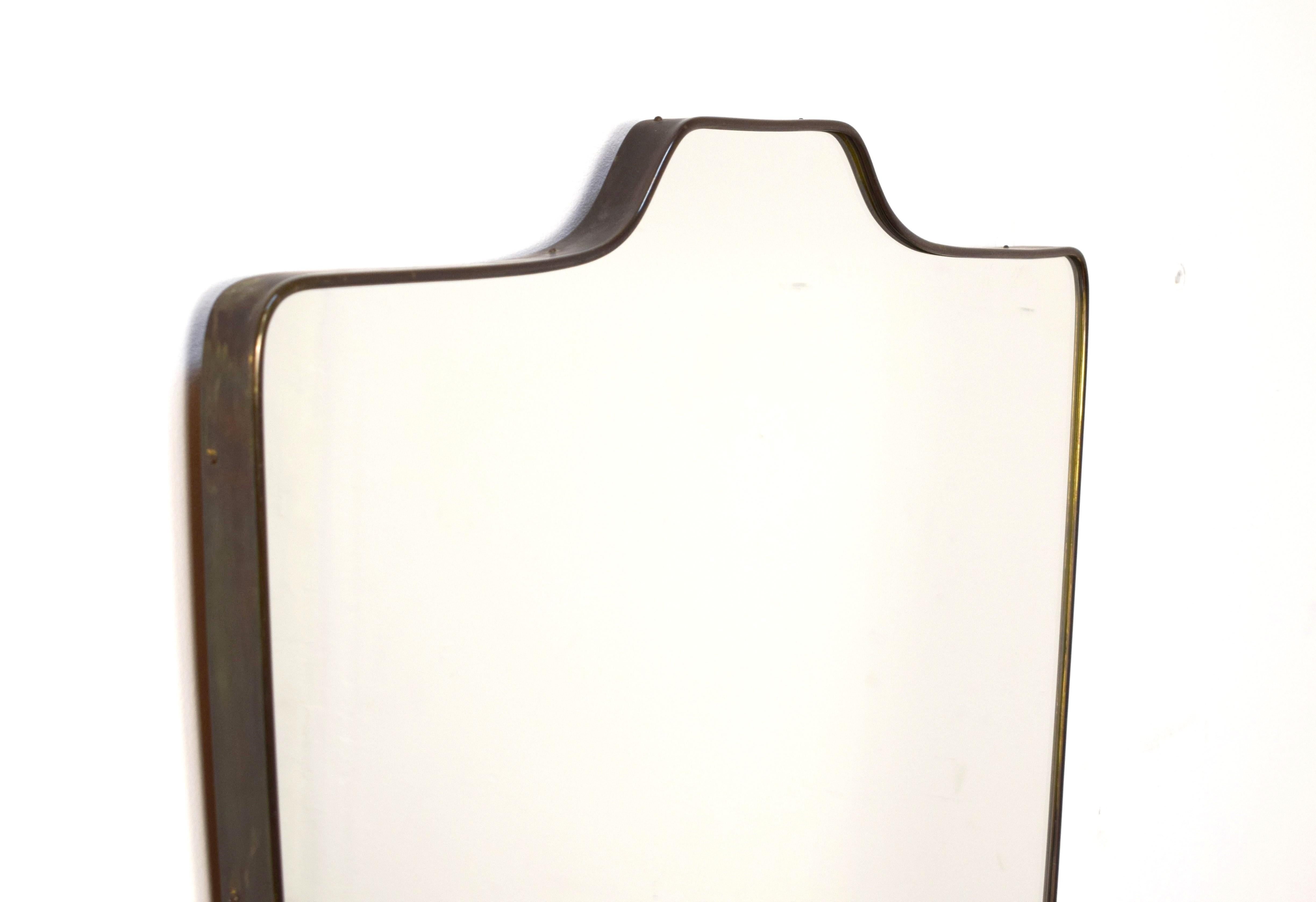 Specchio in ottone, Italia, anni '50.
Ottone, cristallo specchiato e fondo in legno.
Ottime condizioni generali, normale usura del tempo, cristallo senza alcun difetto, vedere foto.
Dimensioni: H= 108 cm; L= 84 cm; P= 3 cm.
Si garantisce imballaggio