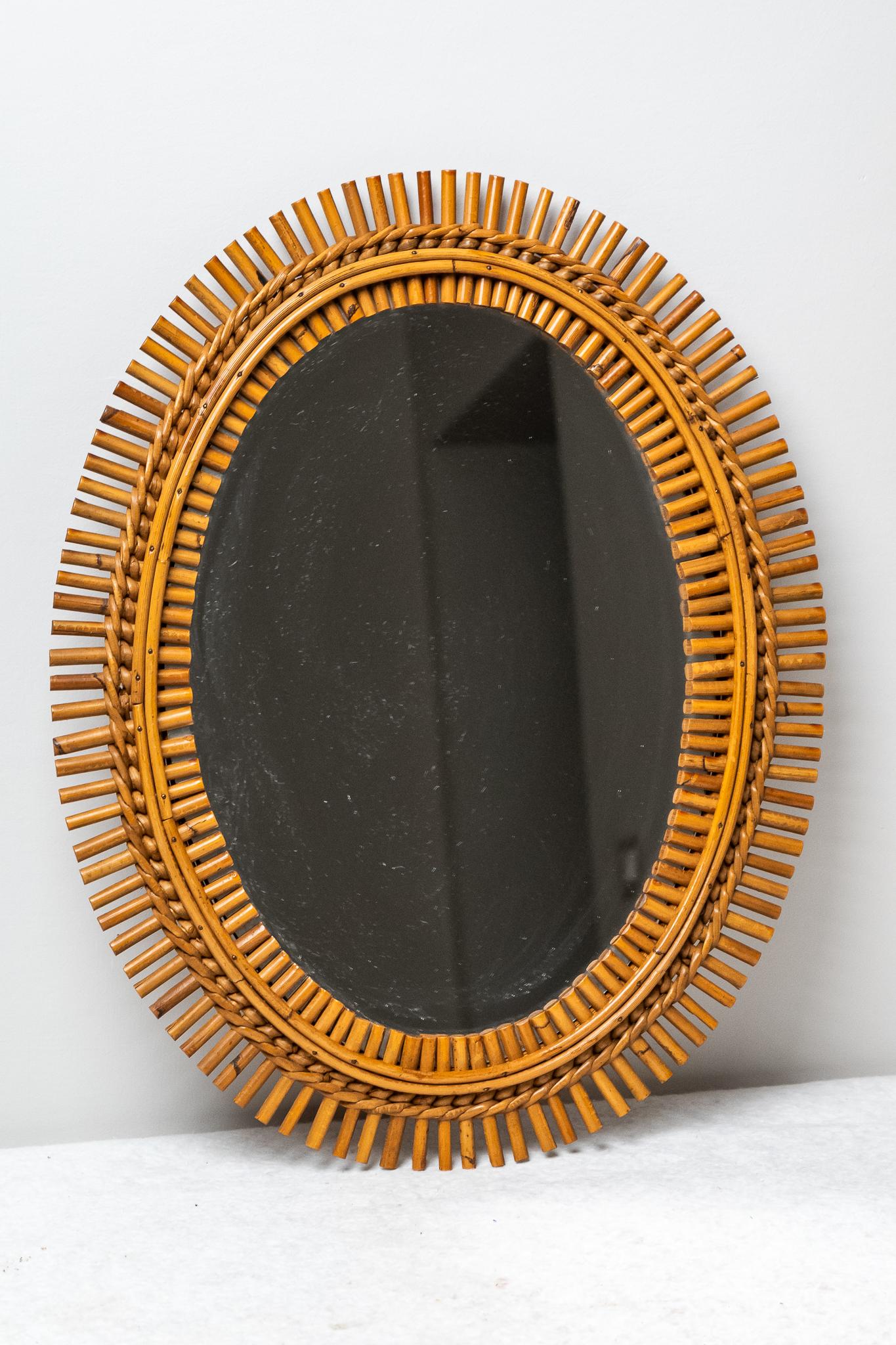 Specchio in rattan e bambù, Made in Italy, Anni' 50. 
Particolare Specchio da parete ovale realizzato a mano in bambù e rattan. E' in ottime condizioni e mantiene la patina del tempo. Prodotto in Italia negli Anni '50. 
Il prezzo della spedizione si