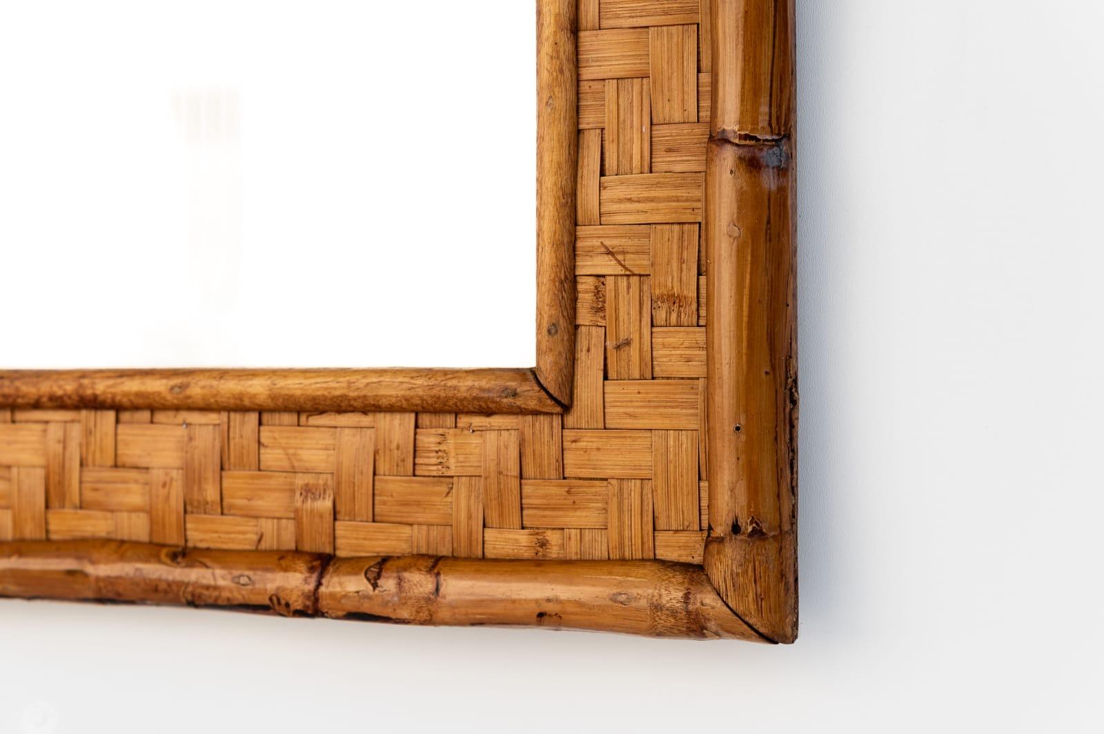 Specchio in rattan e bambù intrecciato, Made in Italy, Anni '60. 
Restaurato mantenendo la patina del tempo. 
Il prezzo della spedizione si intende per il territorio italiano, per le isole e per spedizione all'estero preventivo su richiesta. 
Le