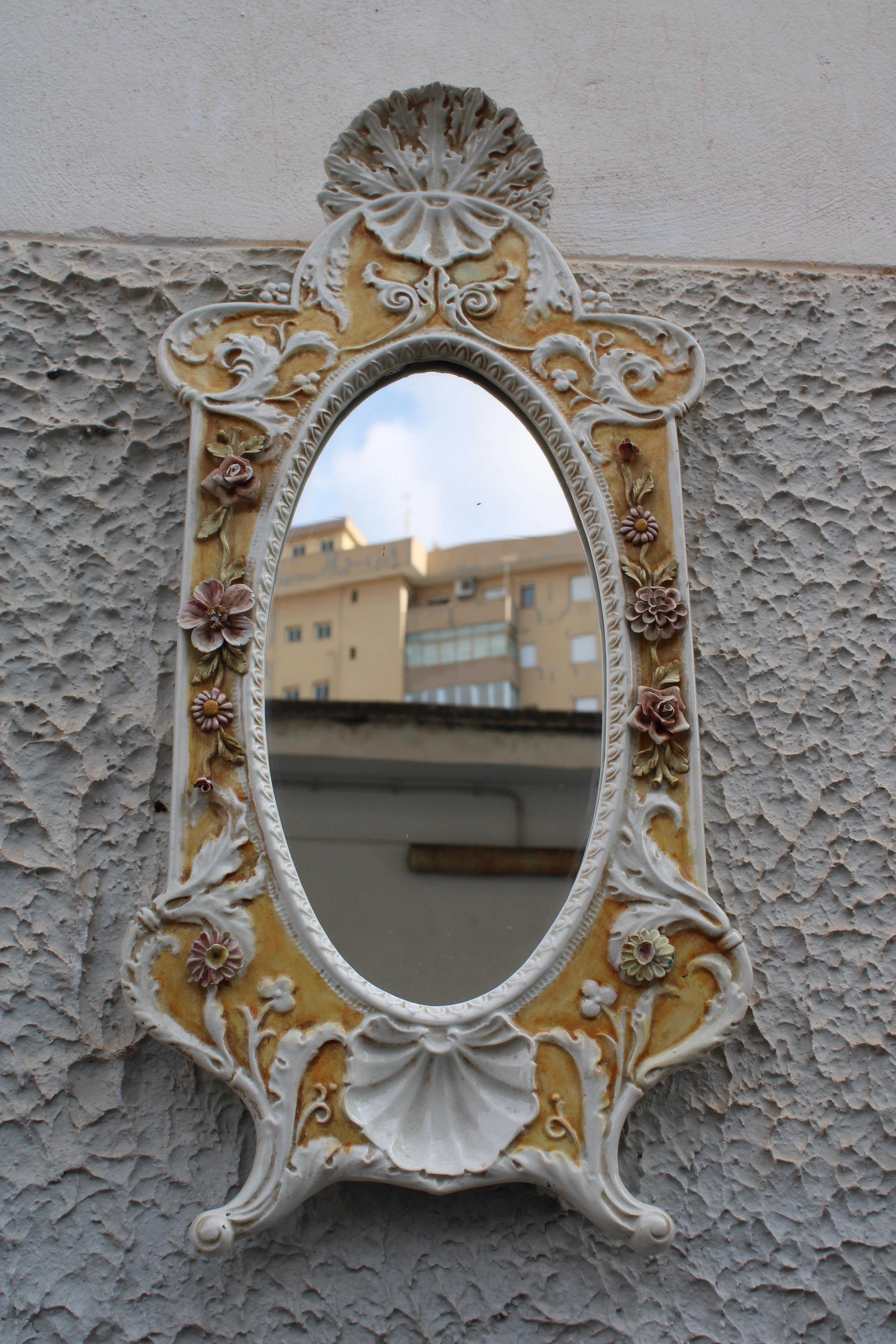 Miroir italien de style rococo en céramique blanche et jaune des années 1950 en vente 4