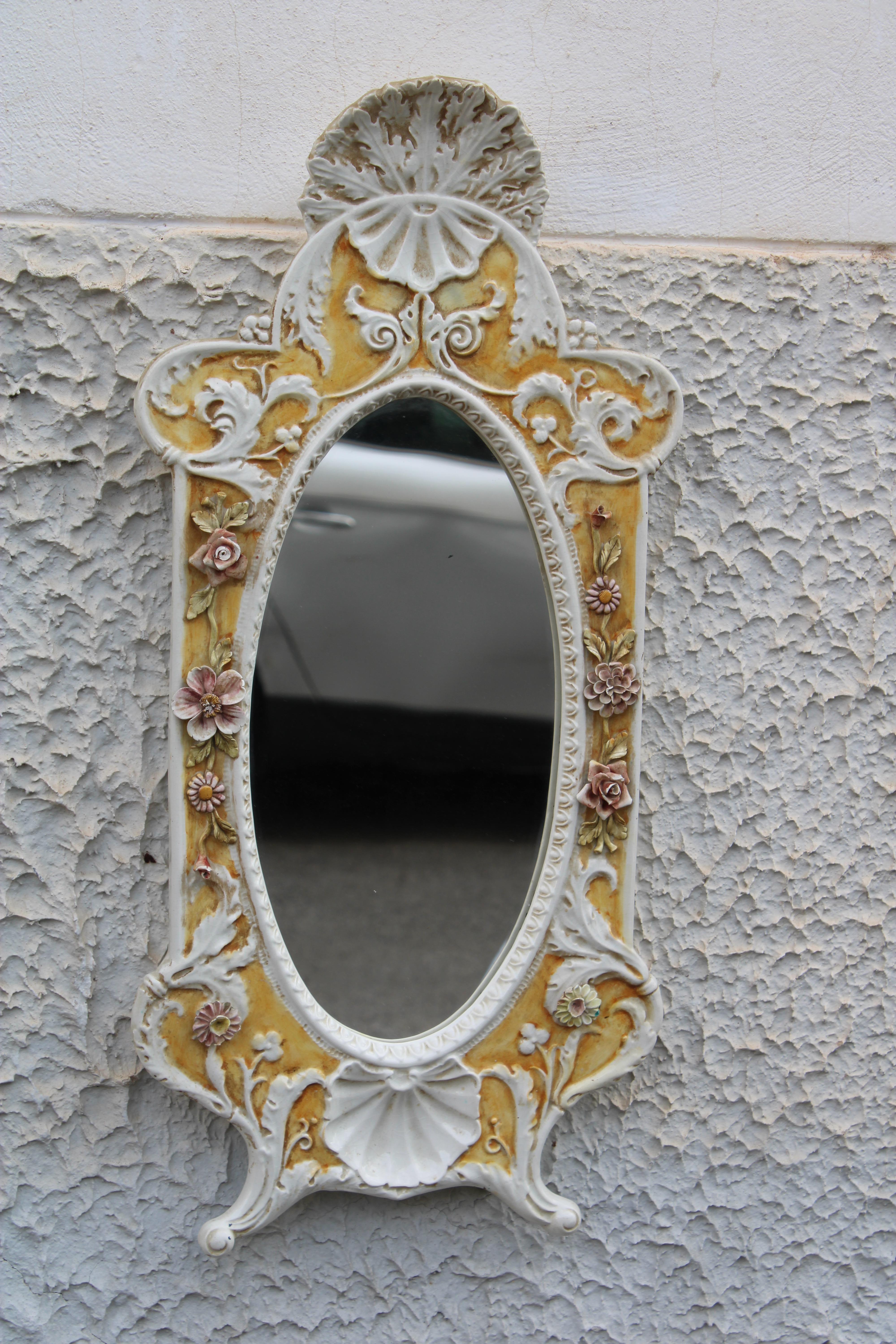 ravissant miroir en céramique de style rococo des années 1950