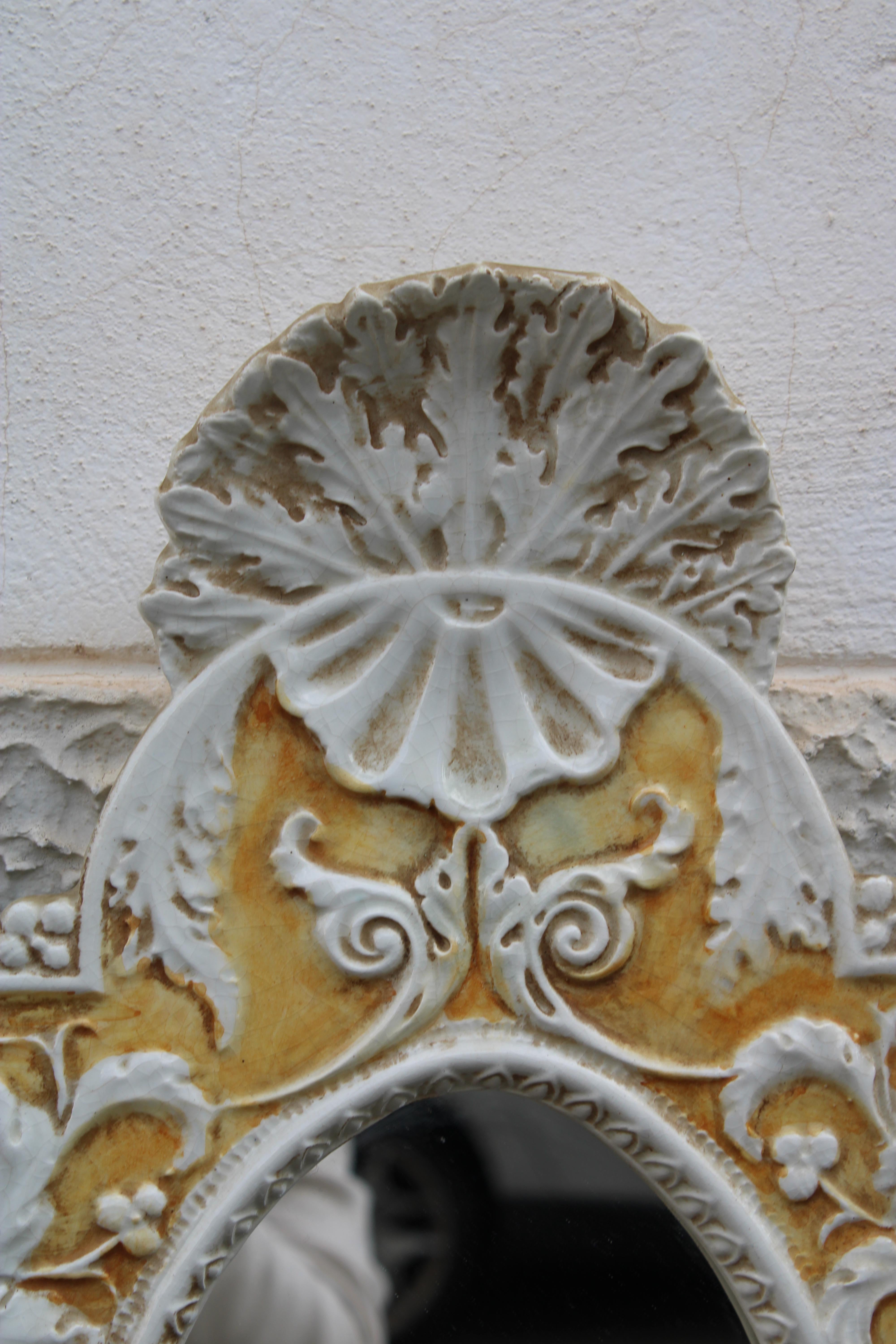 Mid-Century Modern Miroir italien de style rococo en céramique blanche et jaune des années 1950 en vente