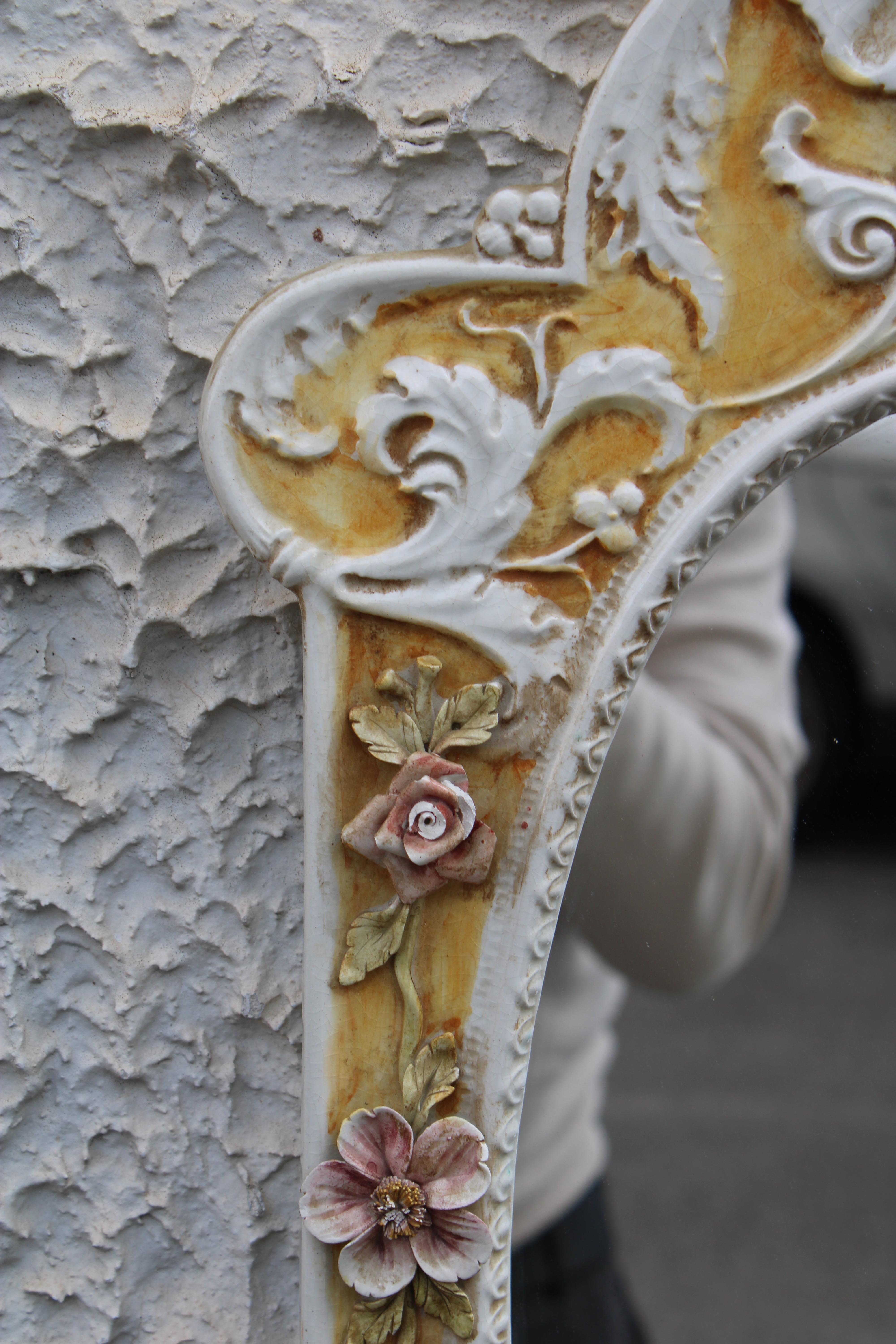 Italian Miroir italien de style rococo en céramique blanche et jaune des années 1950 en vente