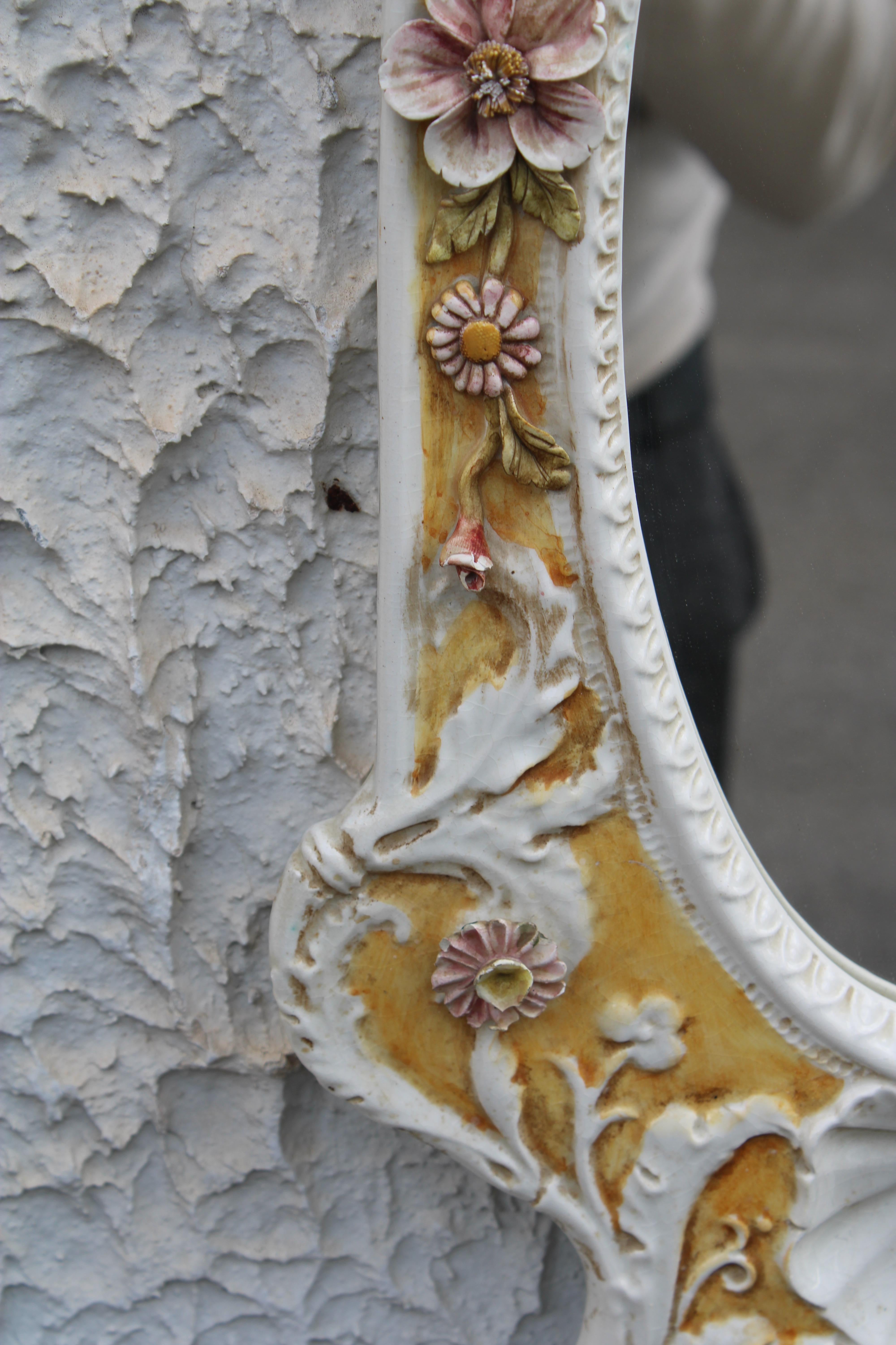 Miroir italien de style rococo en céramique blanche et jaune des années 1950 Bon état - En vente à Palermo, Sicily