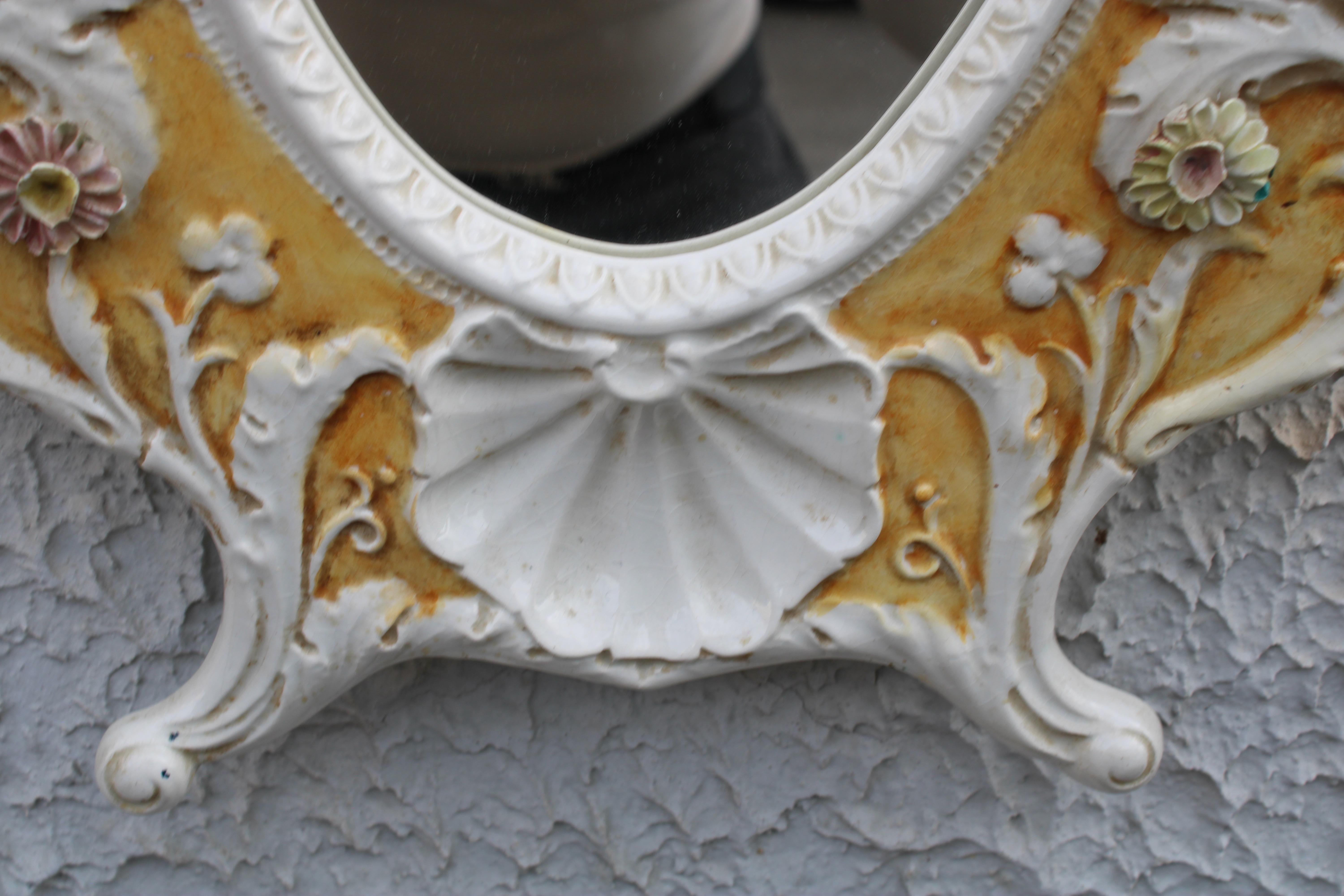 Mid-20th Century Miroir italien de style rococo en céramique blanche et jaune des années 1950 en vente