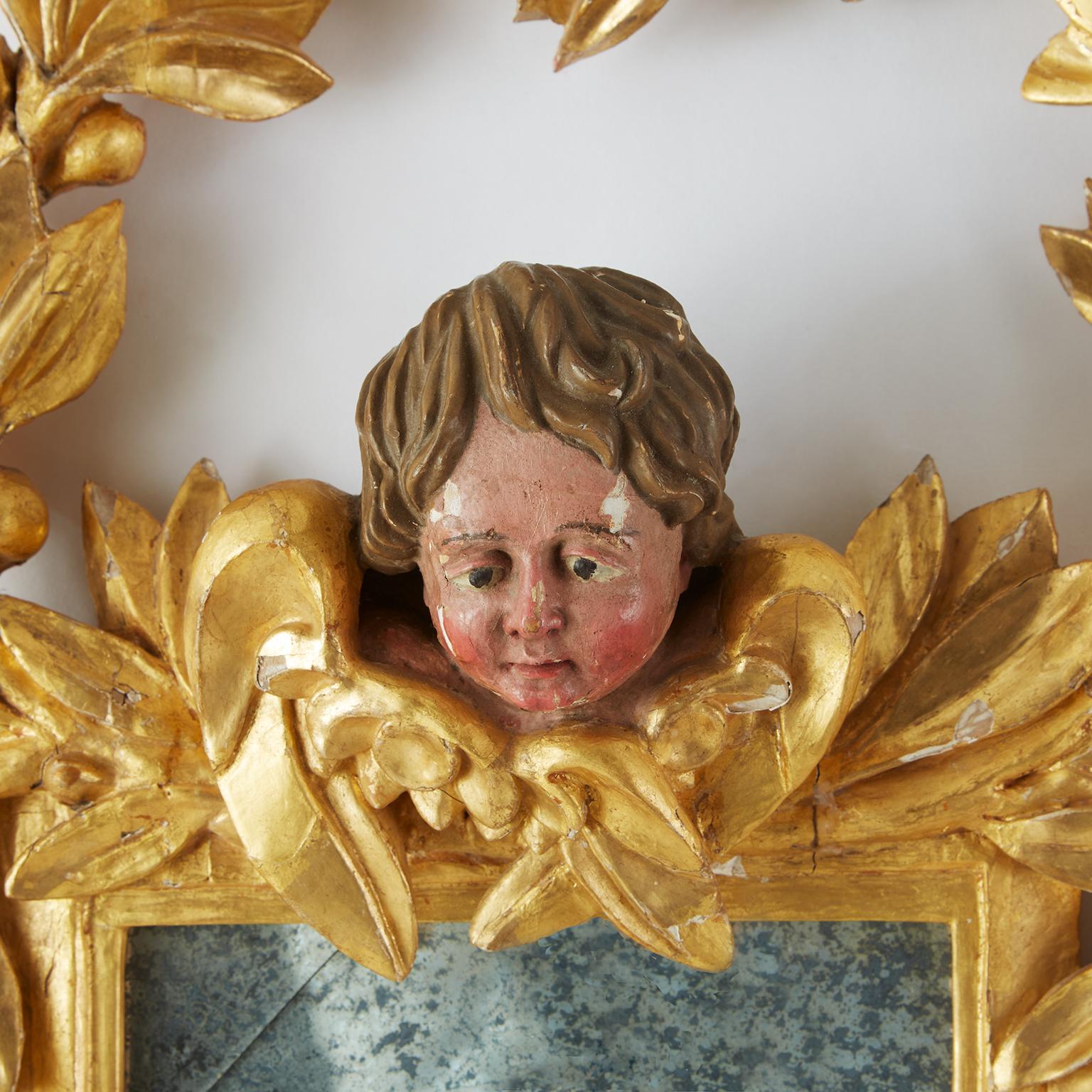 Italienischer vergoldeter Holzschnitzspiegel mit Lorbeergirlande und Putto 1800 (Barock) im Angebot